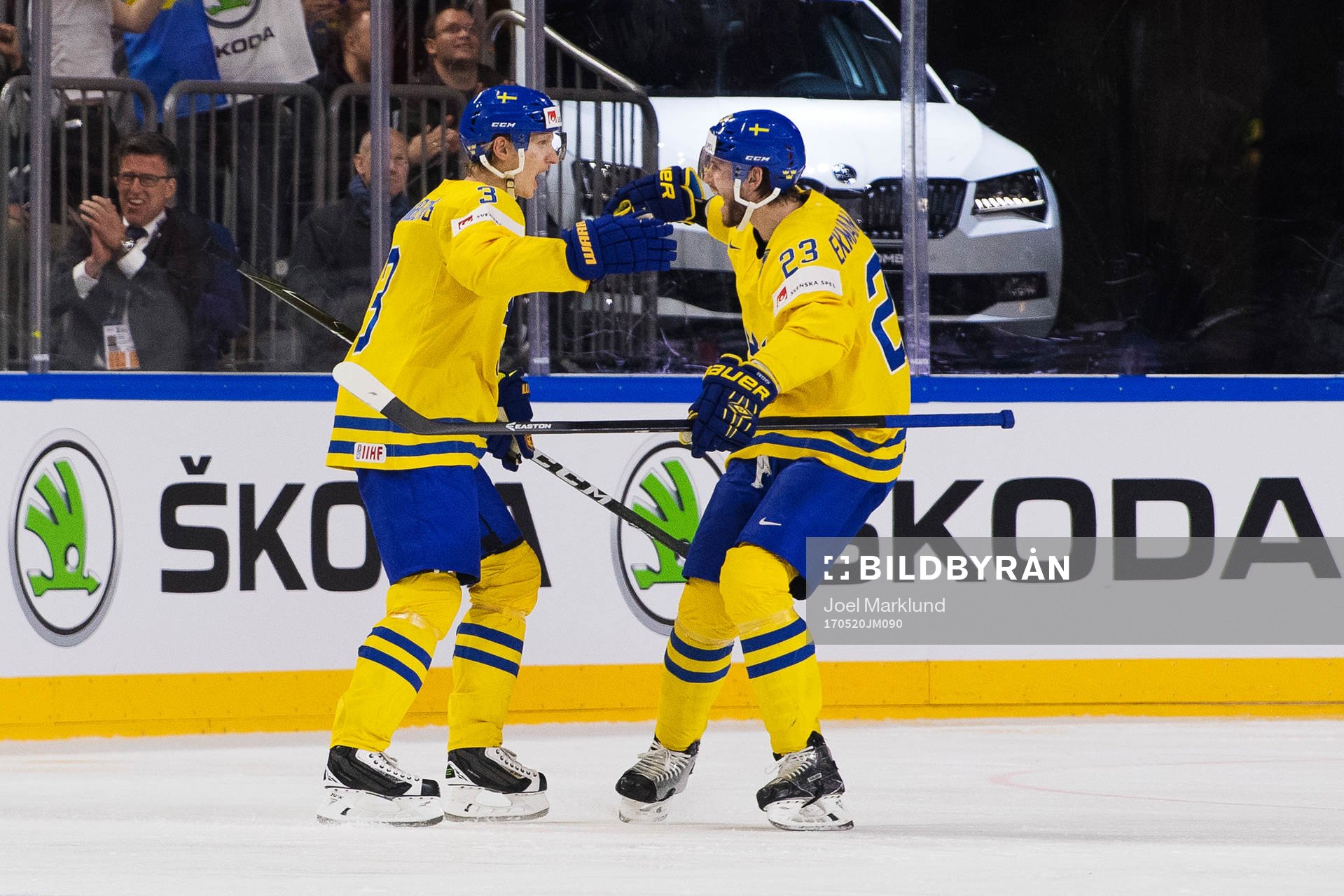 Sveriges John Klingberg och Oliver Ekman Larsson jublar