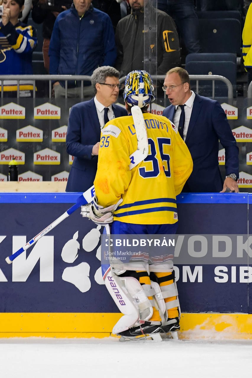 Sveriges målvakt Henrik Lundqvist i samtal med  team