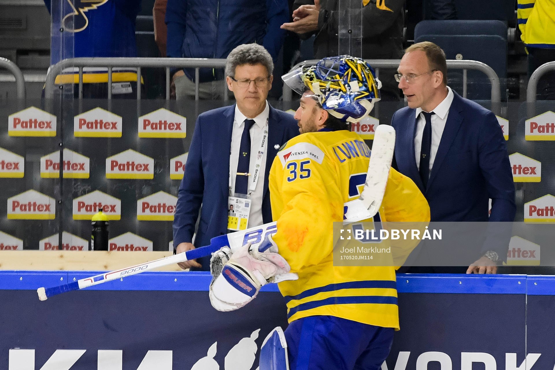 Sveriges målvakt Henrik Lundqvist i samtal med  team