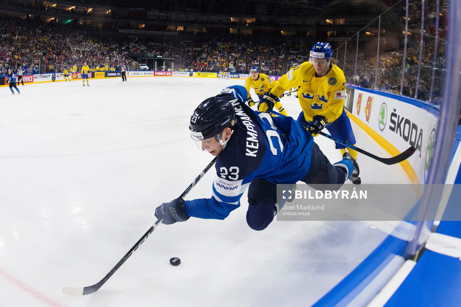 Finlands Joonas Kemppainen blir tacklad av Sveriges William