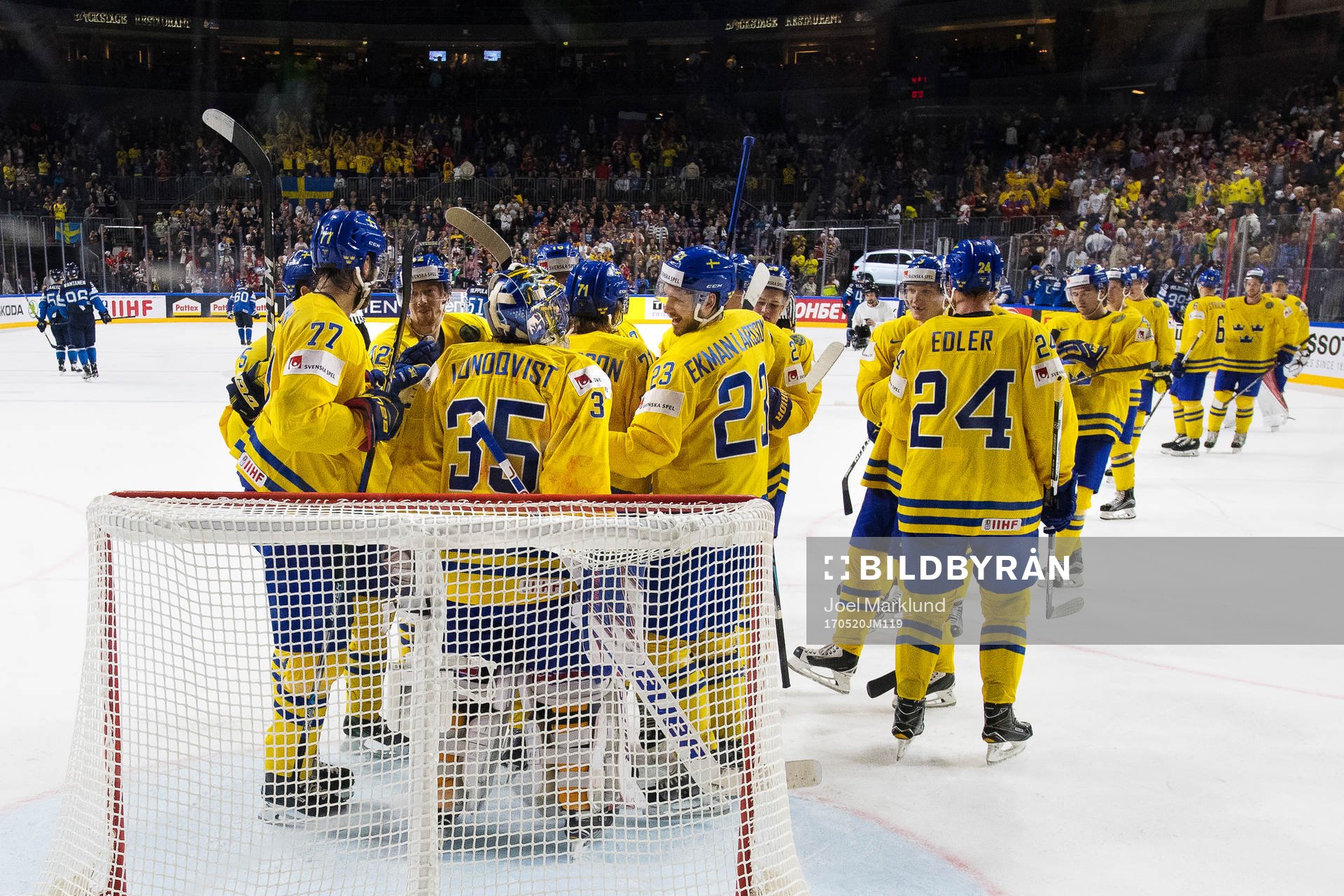 Sveriges spelare jublar runt målvakten Henrik Lundqvist