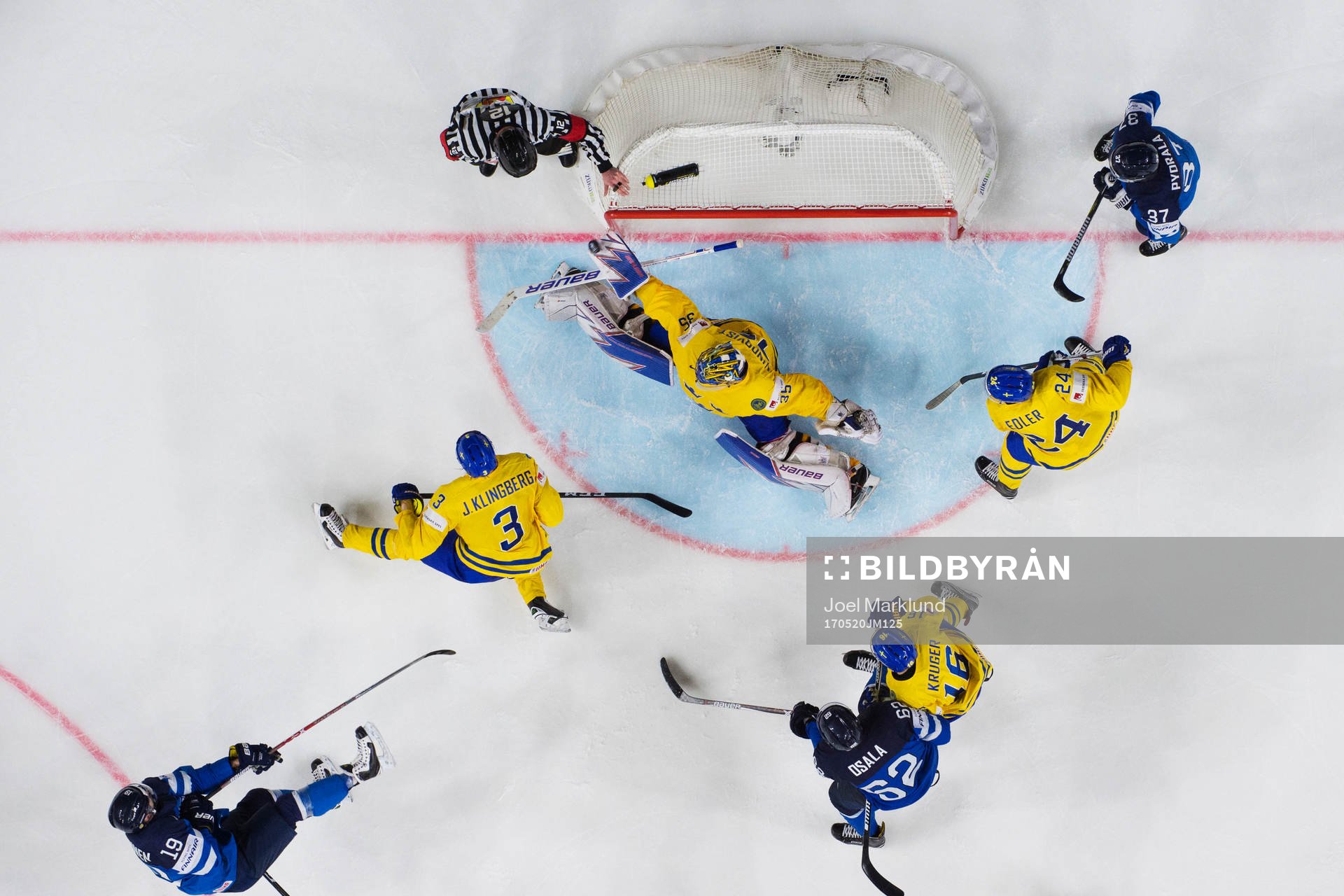 Sveriges målvakt Henrik Lundqvist räddar ett skott från