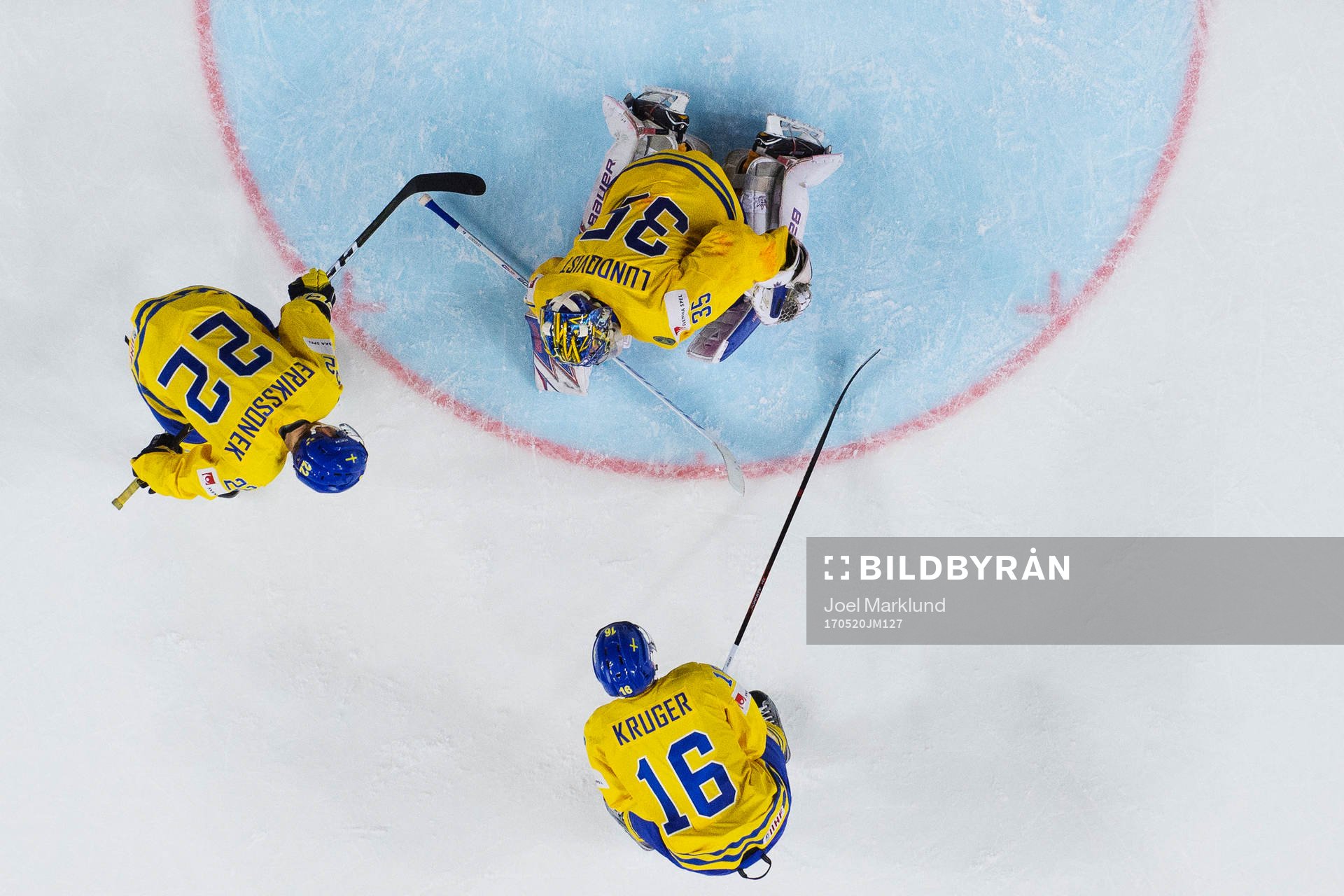 Sveriges målvakt Henrik Lundqvist tar på sitt vänstra