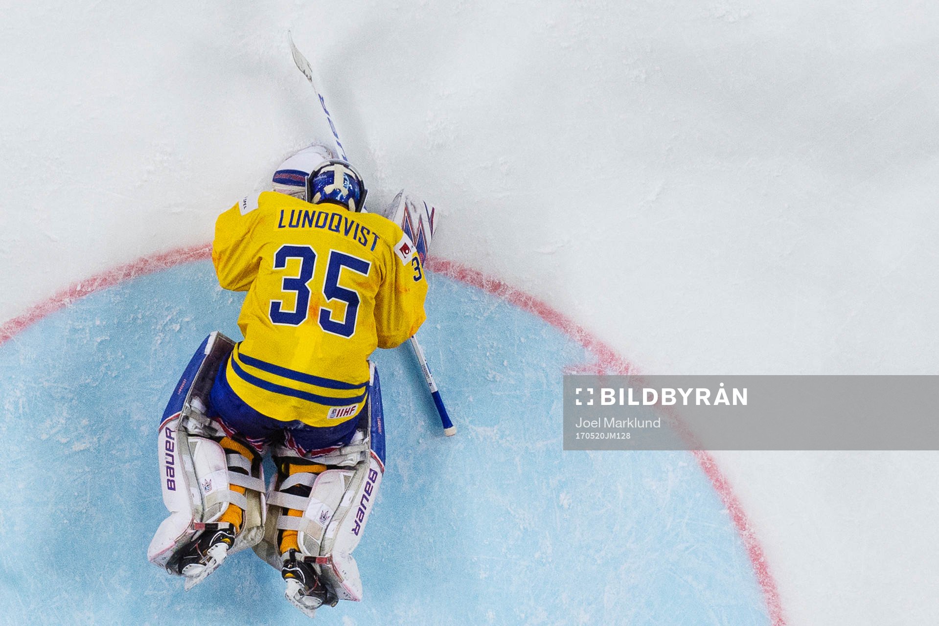 Sveriges målvakt Henrik Lundqvist ligger ner på isen och