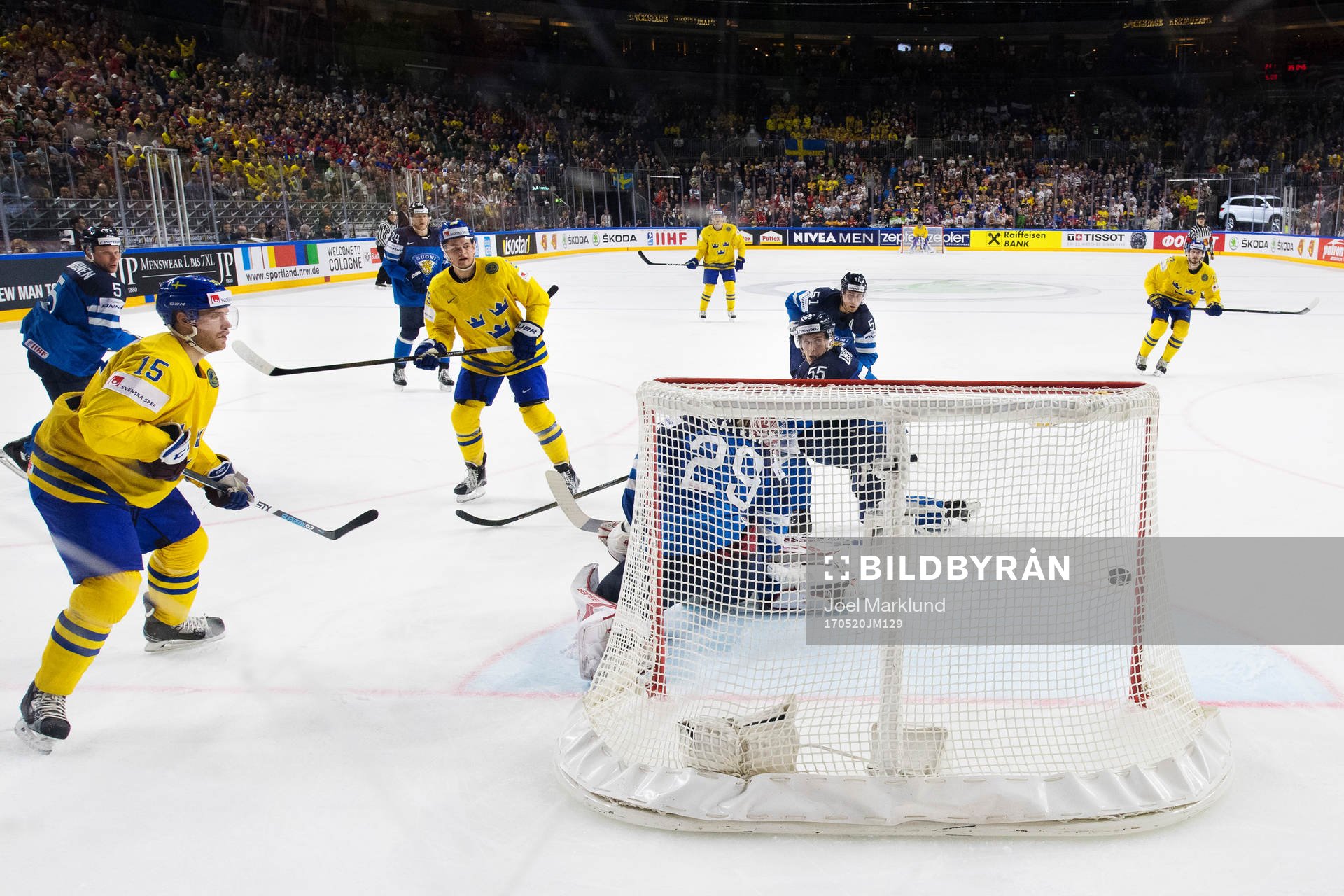 Sveriges William Nylander gör 3-1 bakom Finlands målvakt