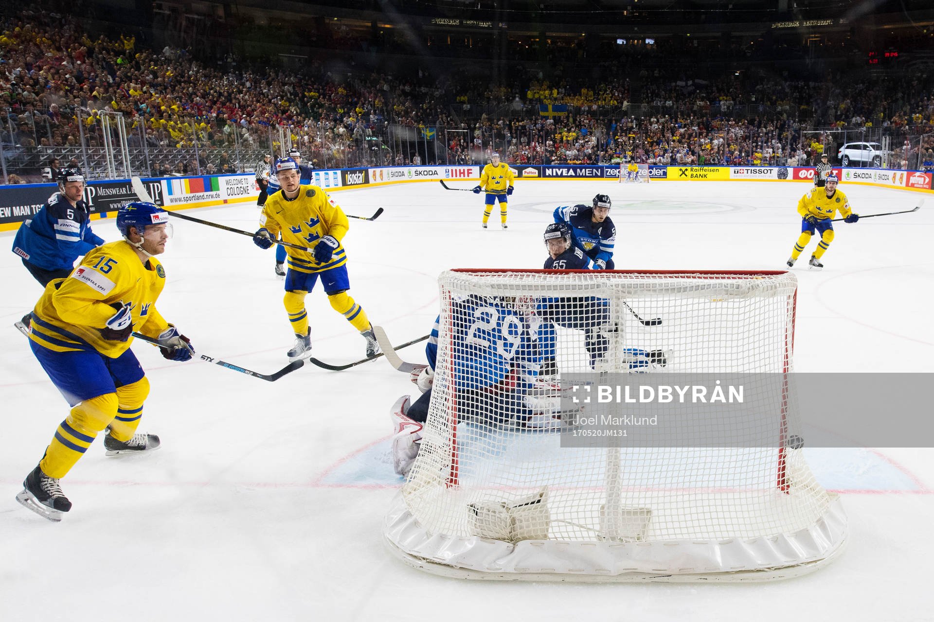 Sveriges William Nylander gör 3-1 bakom Finlands målvakt