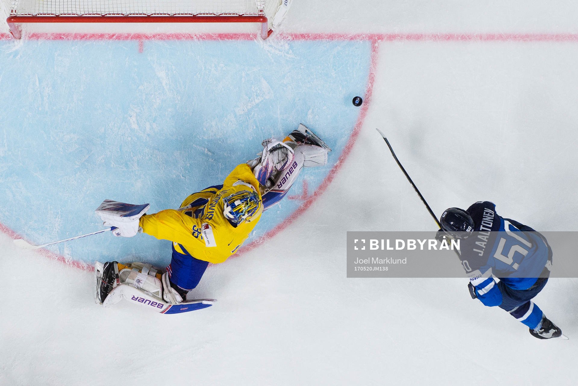 Sveriges målvakt Henrik Lundqvist utmanas av Finlands