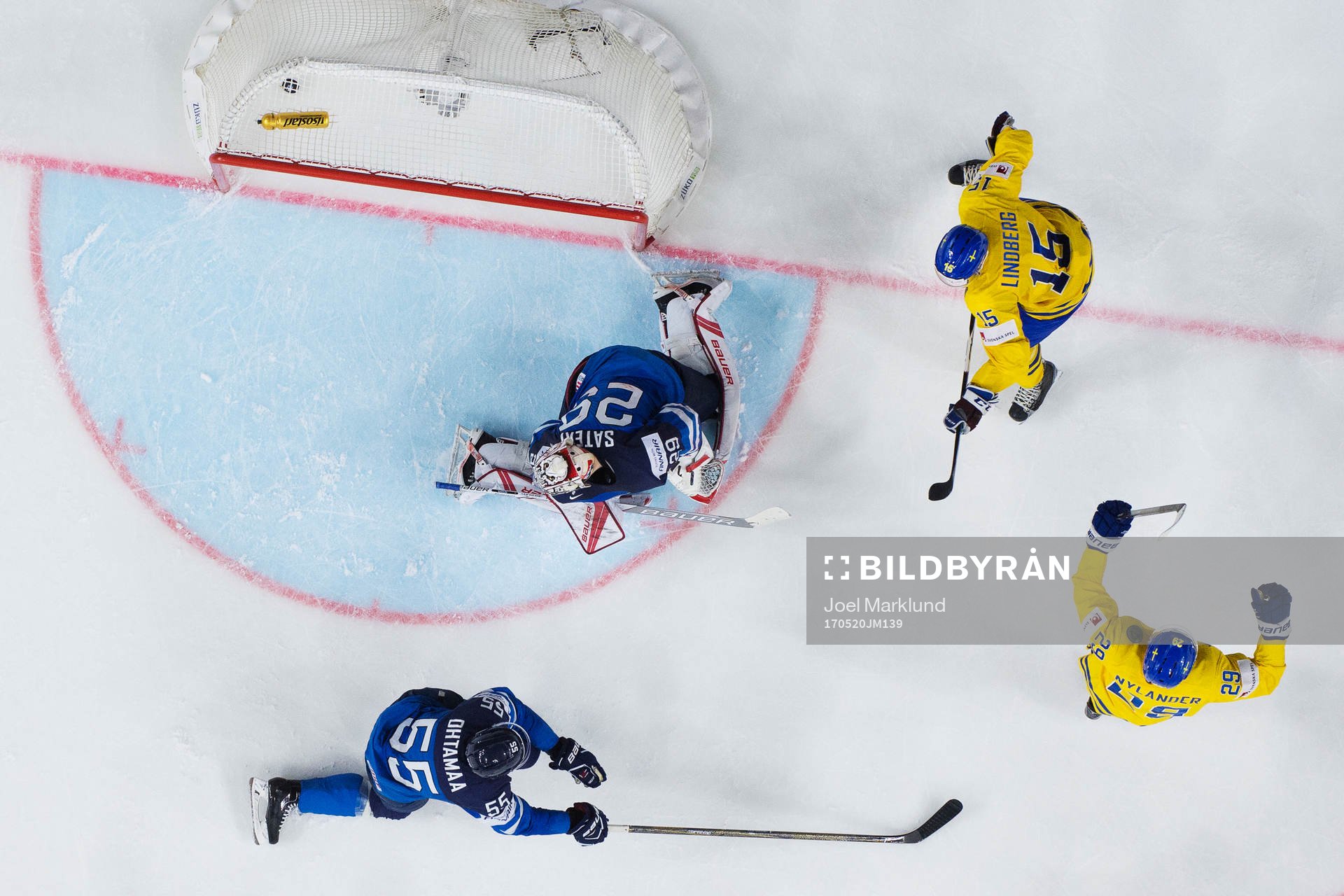 Sveriges Oscar Lindberg och William Nylander jublar när