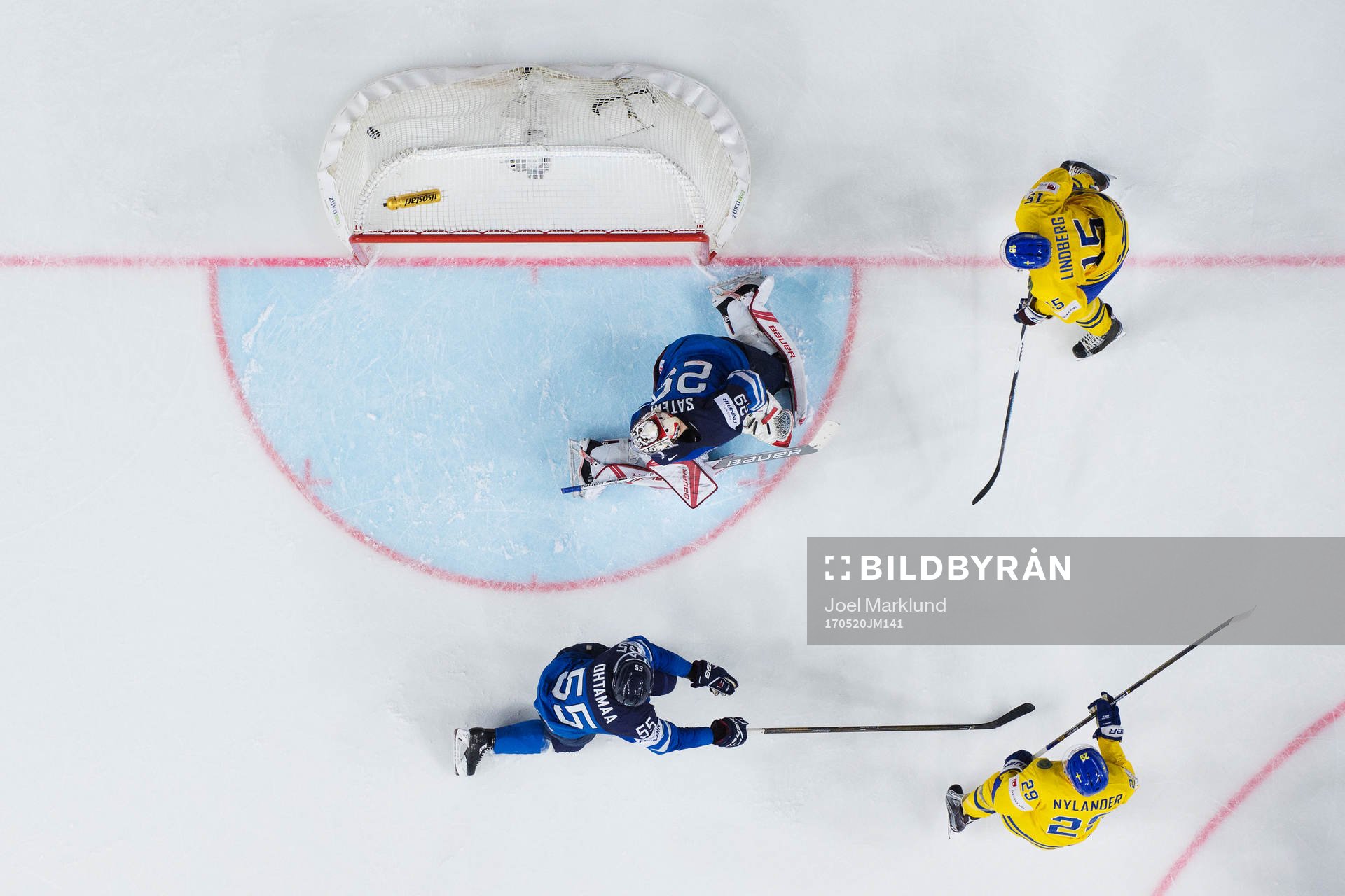 Sveriges William Nylander skjuter in 3-1 bakom Finlands