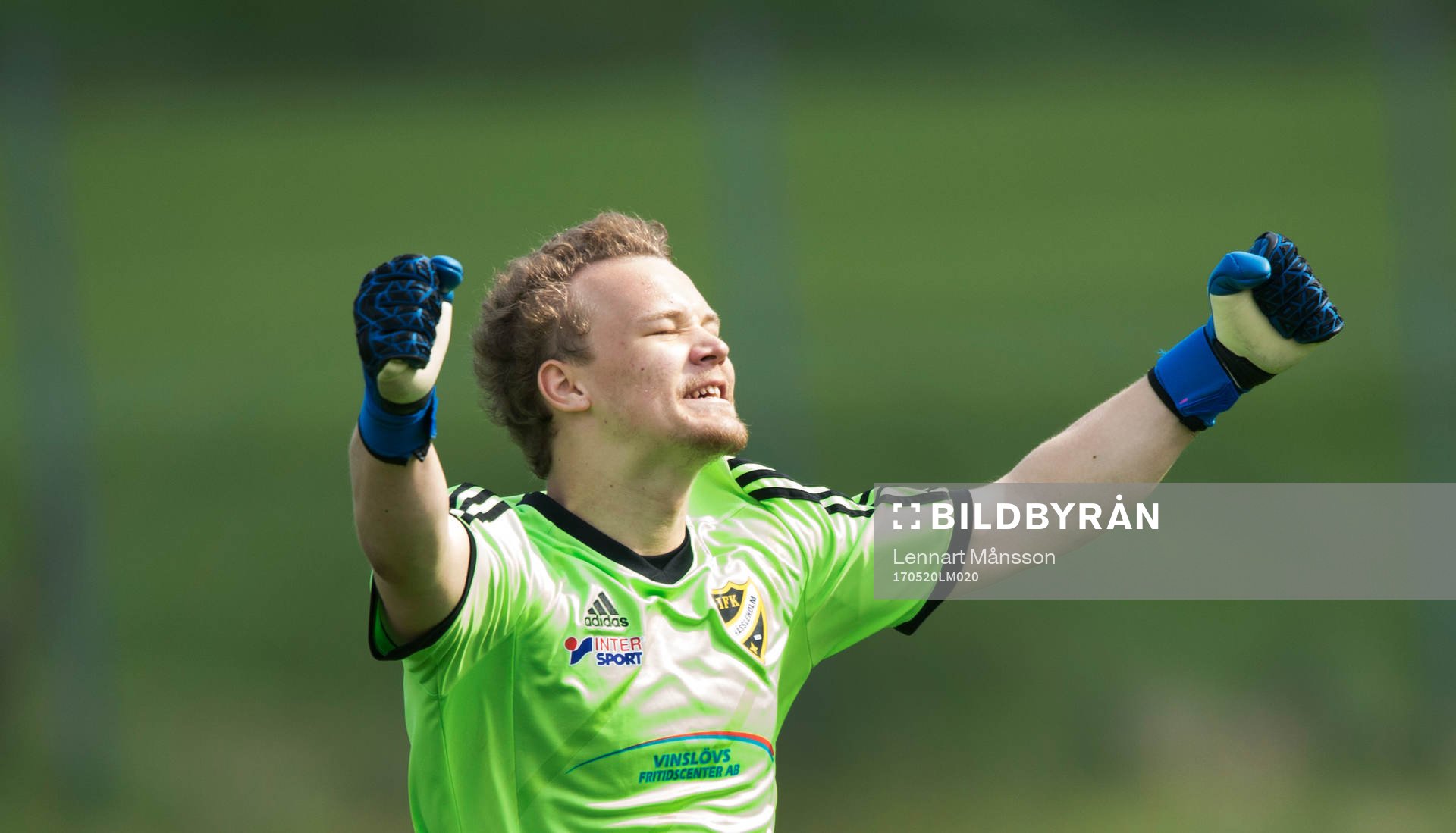 IFK Hässleholms  målvakt Adam Larsson jublar över segern
