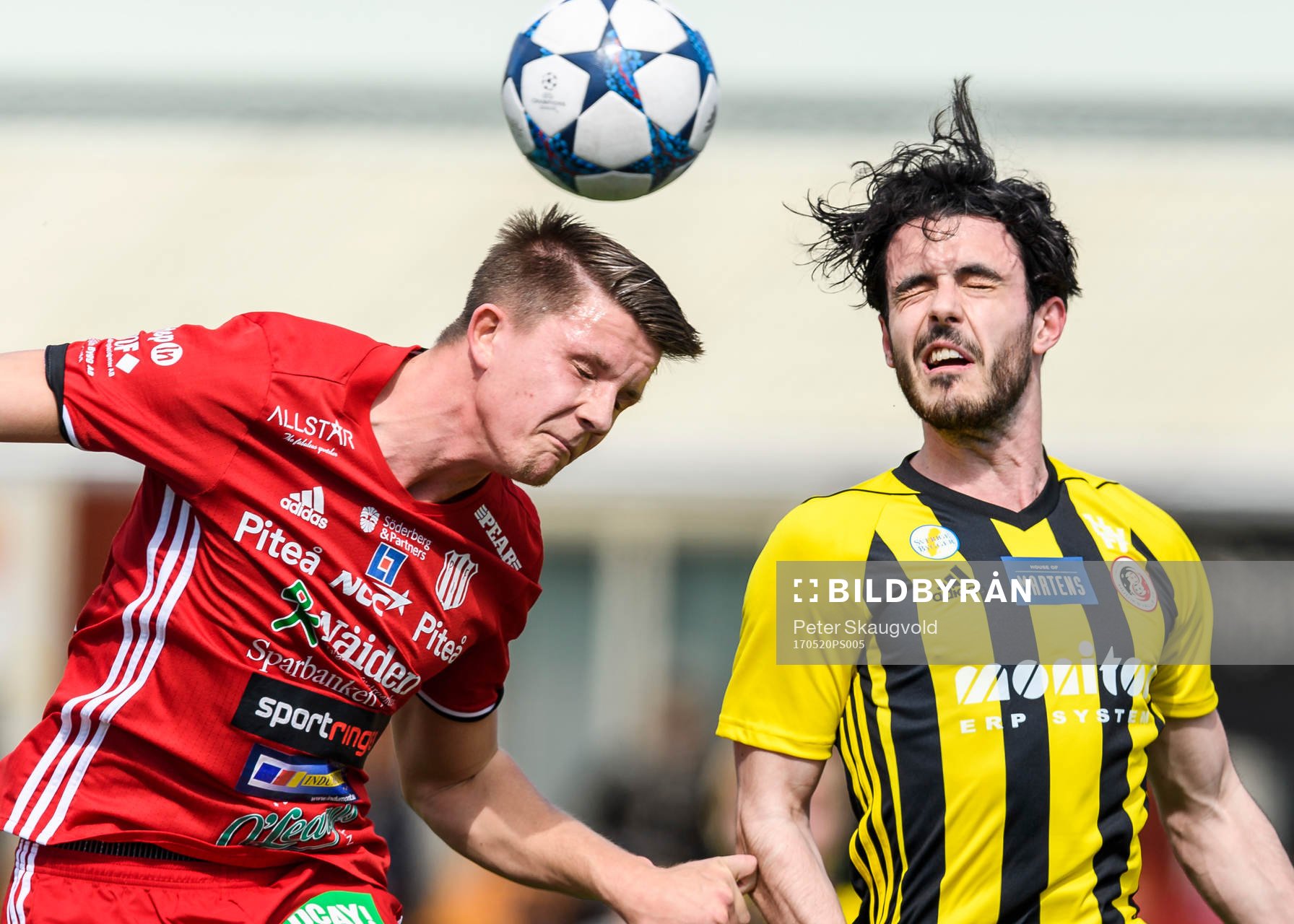 Piteås Joel Edström i nickduell med Hudiksvalls Haris Camo