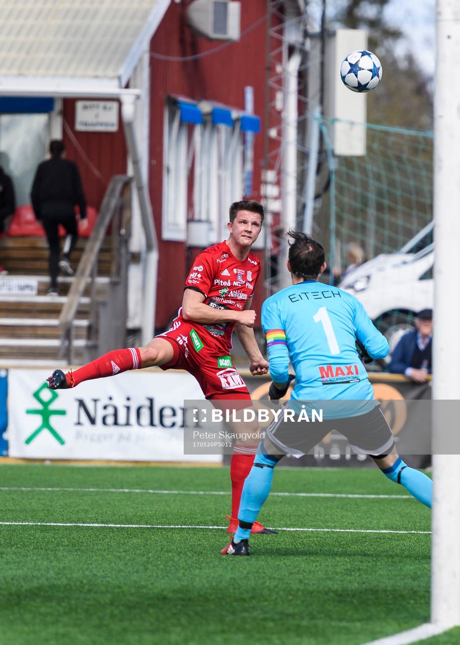 Piteås Joel Edström med en nick mot mål