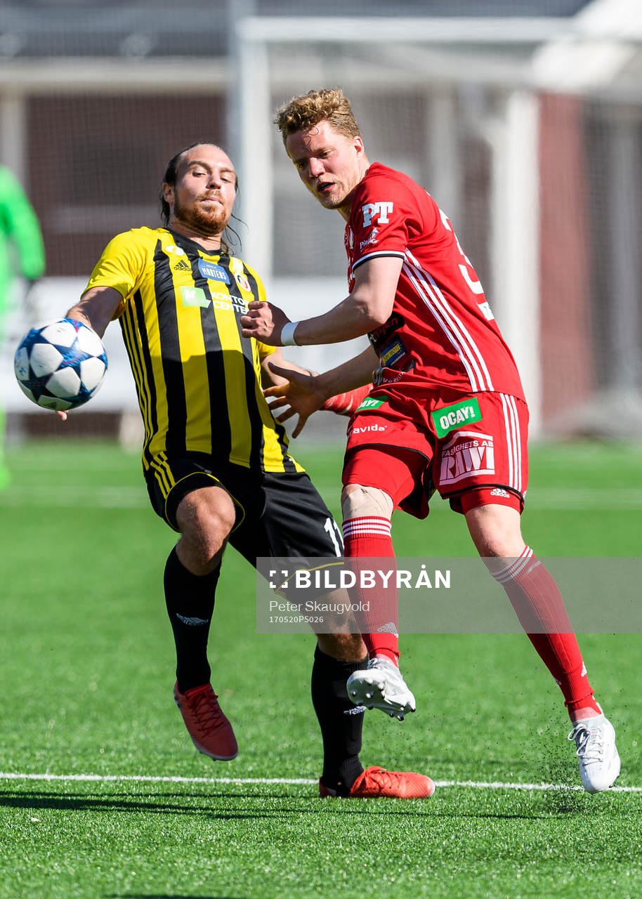 Hudiksvalls Johan Brolin i kamp med Piteås Robert Hammarstedt under fotbollsmatchen i Division 2 Norrland mellan Piteå och Hudiksvalls Förenade den 20 Maj 2017 i Piteå.