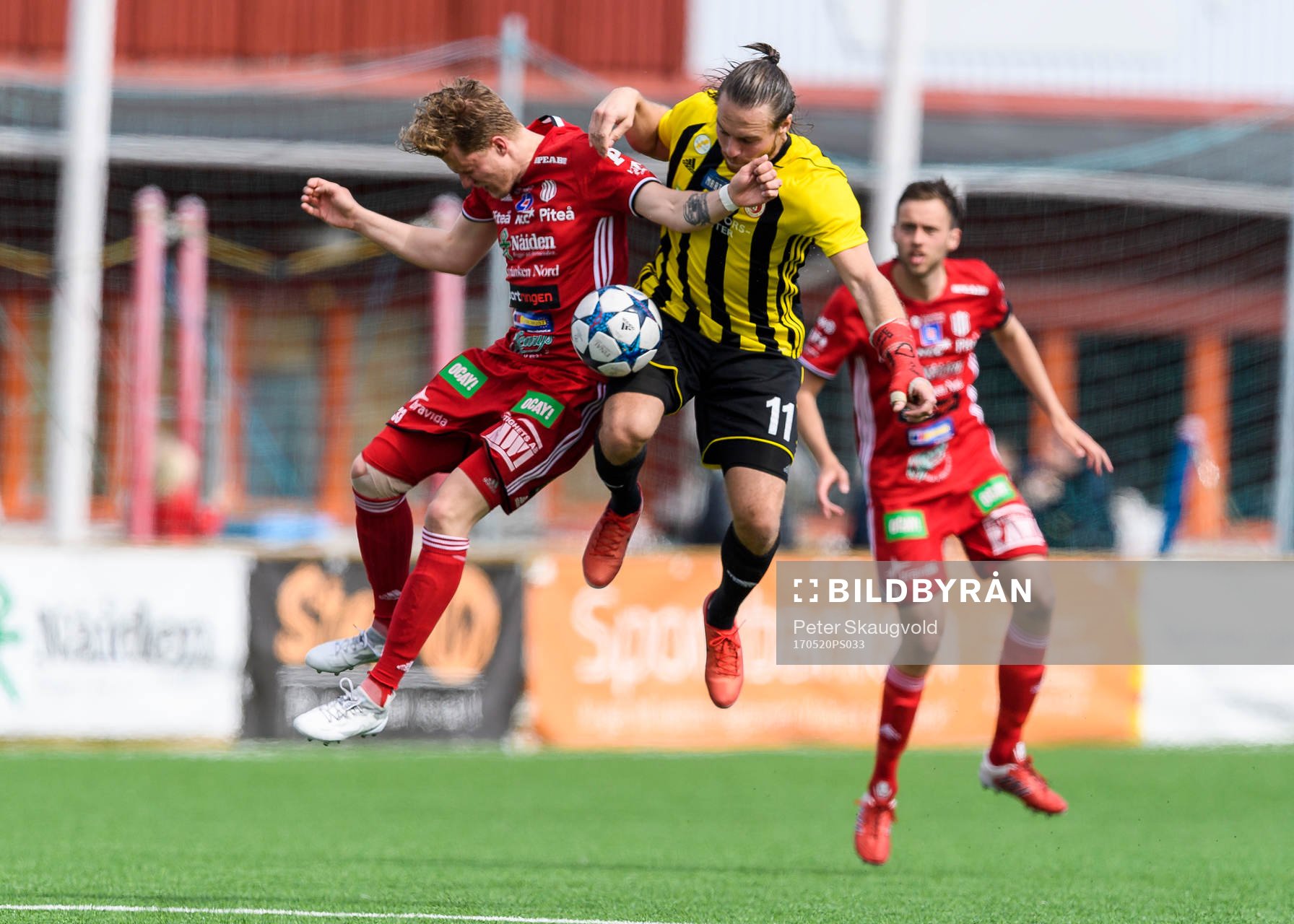 Piteås Robert Hammarstedt i kamp med Hudiksvalls Johan Brolin under fotbollsmatchen i Division 2 Norrland mellan Piteå och Hudiksvalls Förenade den 20 Maj 2017 i Piteå.