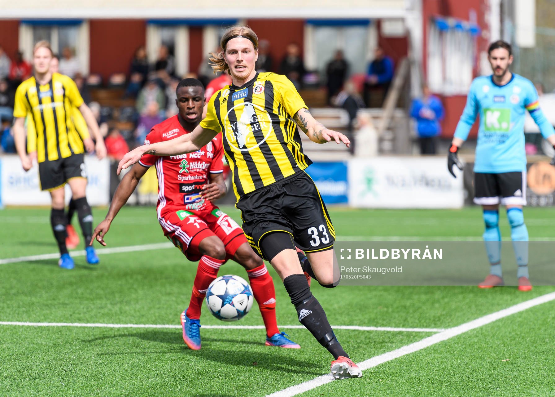 Hudiksvalls Christoffer Ericson rensar bort bollen