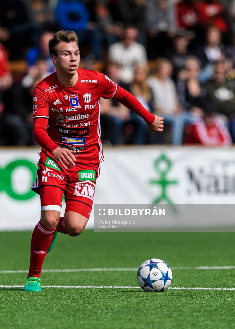 Piteås Alex Naylor med bollen