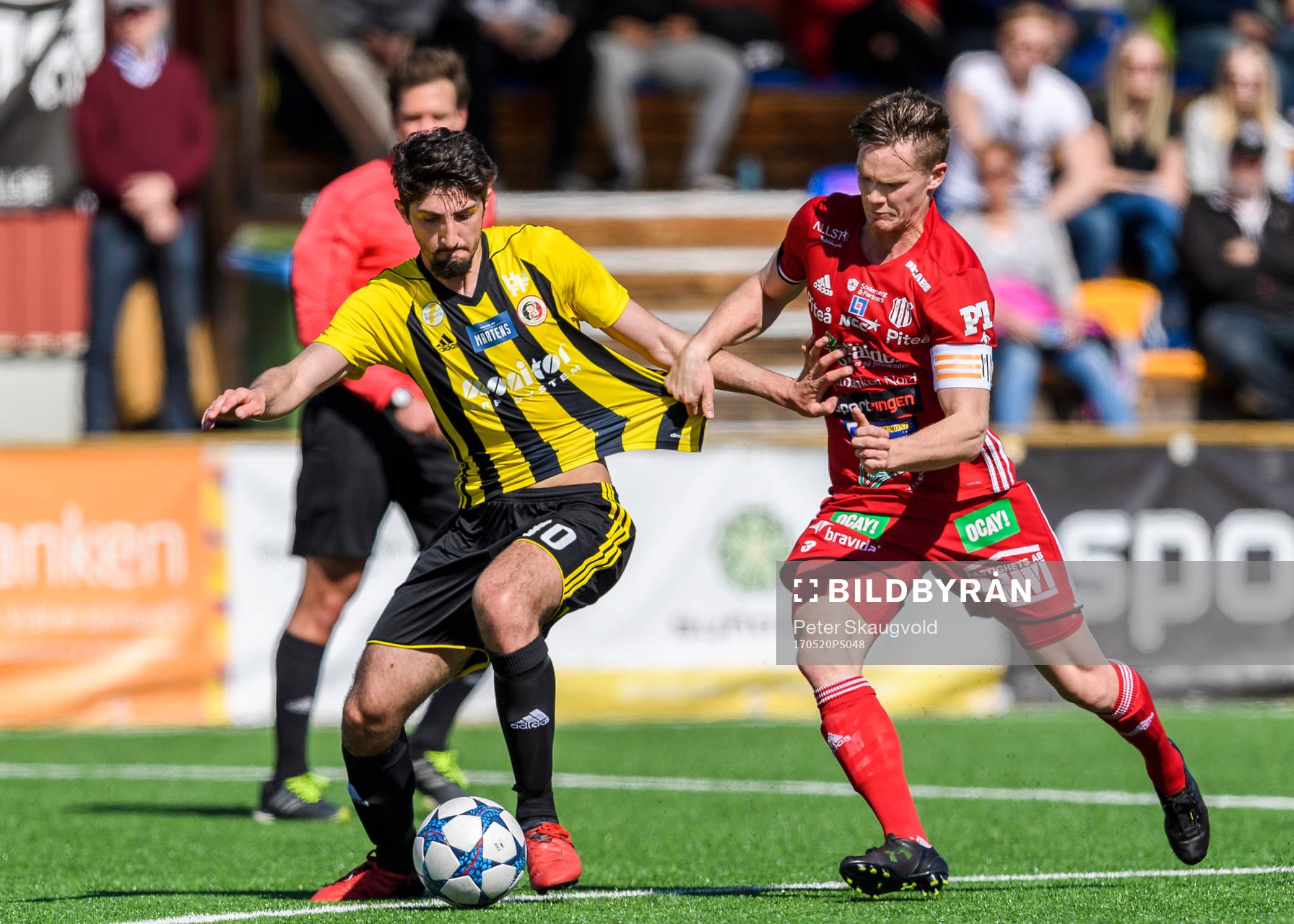 Hudiksvalls Cihan Sener i kamp med Piteås Fredrik Lundgren under fotbollsmatchen i Division 2 Norrland mellan Piteå och Hudiksvalls Förenade den 20 Maj 2017 i Piteå.