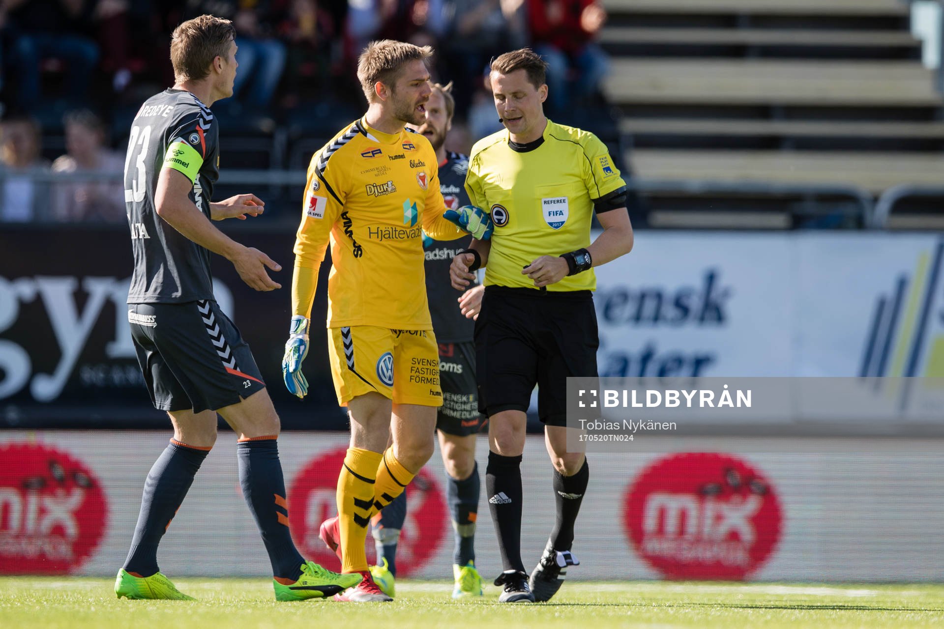 Kalmars spelare diskuterar med Domare Andreas Ekberg