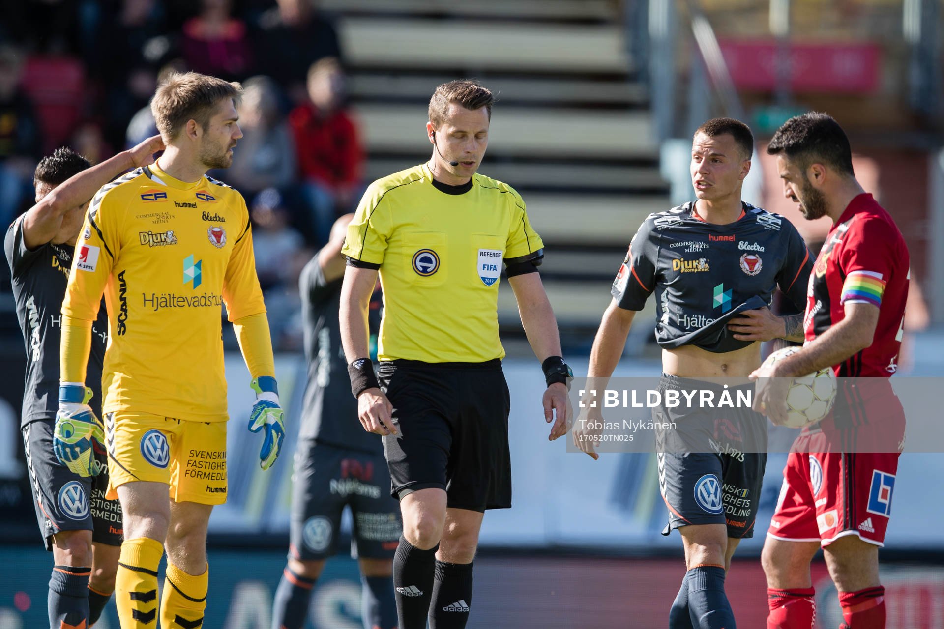 Kalmars spelare diskuterar med Domare Andreas Ekberg