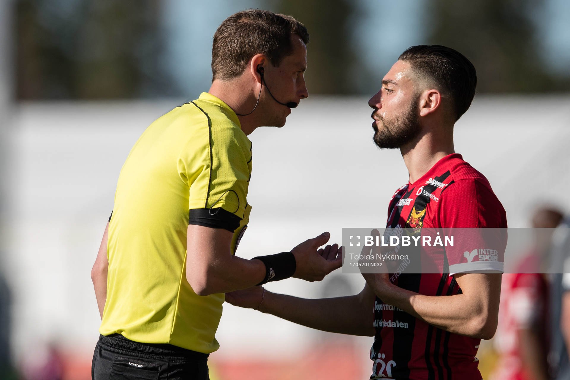 Domare Andreas Ekberg pratar med Östersunds Gabriel Somi