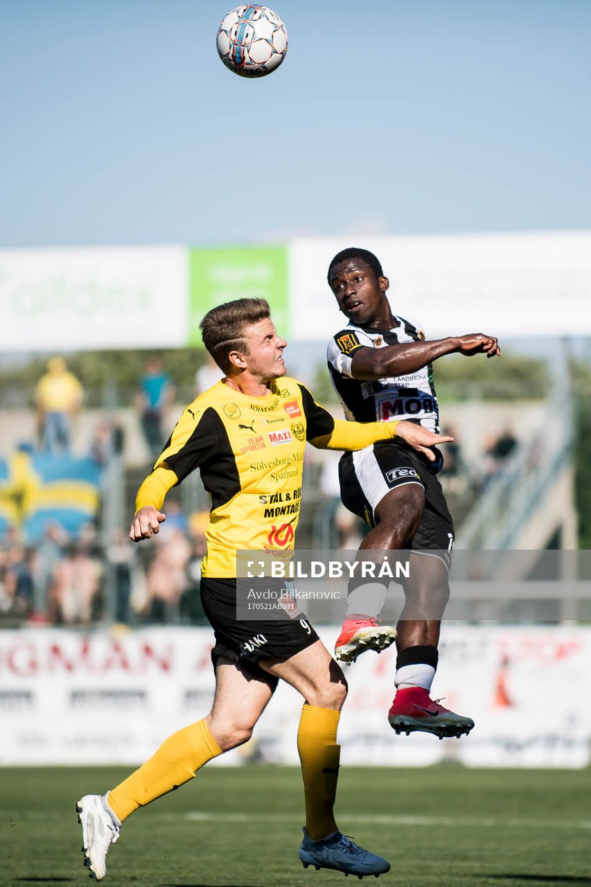 Landskronas Thierry Zahiu i nickduell mot Mjällbys Joel