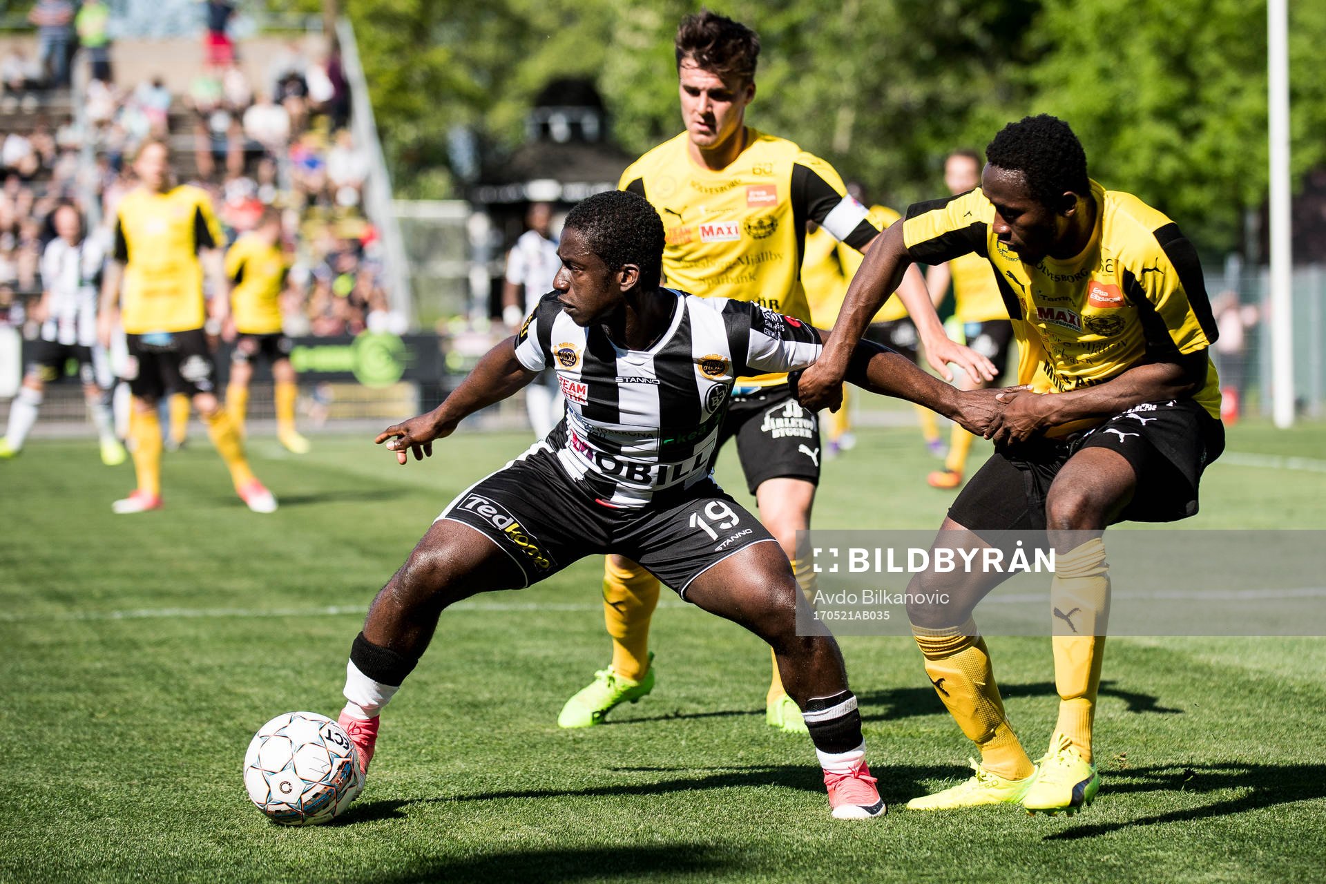 Landskronas Thierry Zahiu och Mjällbys Emmanuel Ayssh Okine