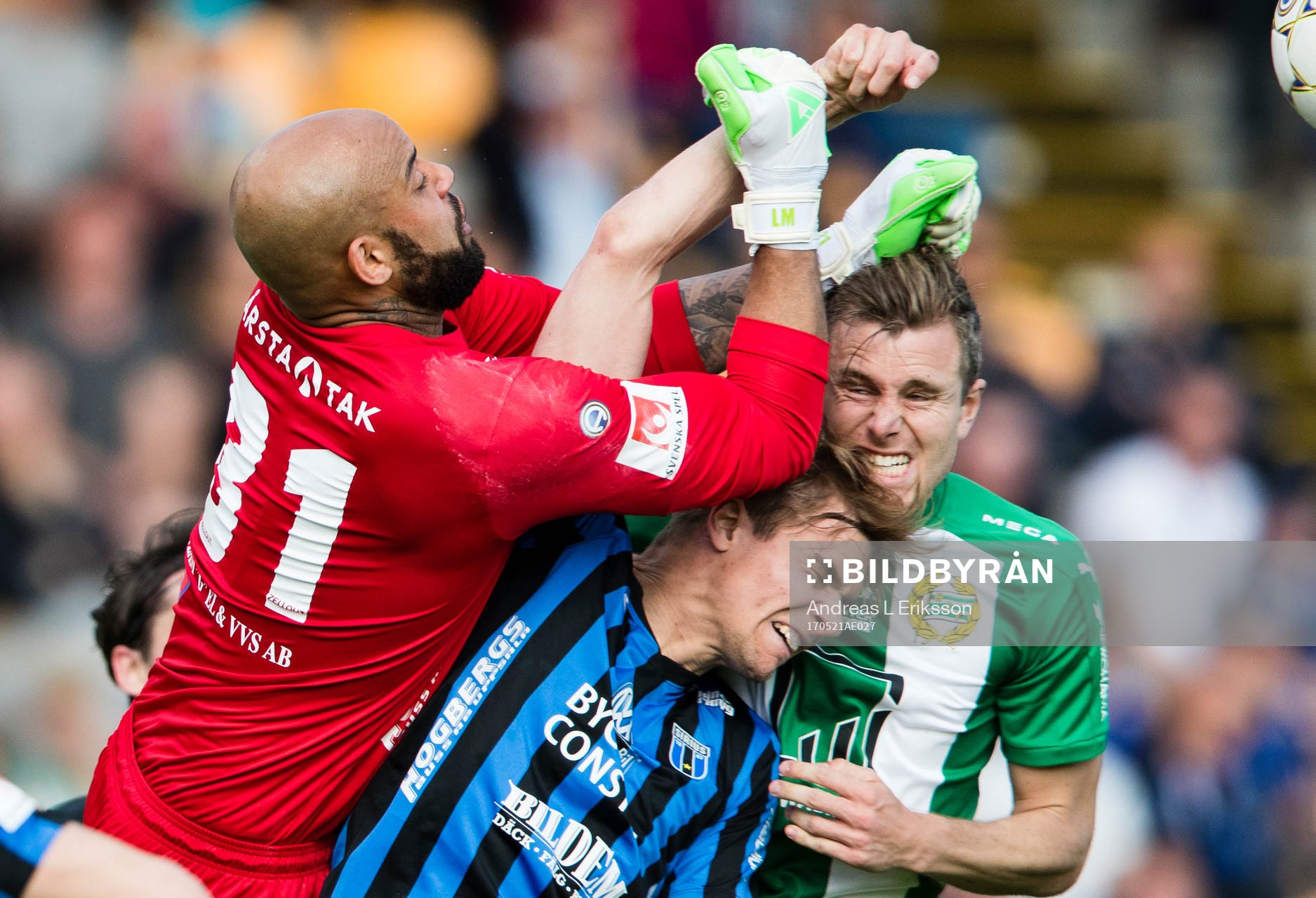Sirius målvakt Joshua Wicks  boxar bort bollen samtidigt