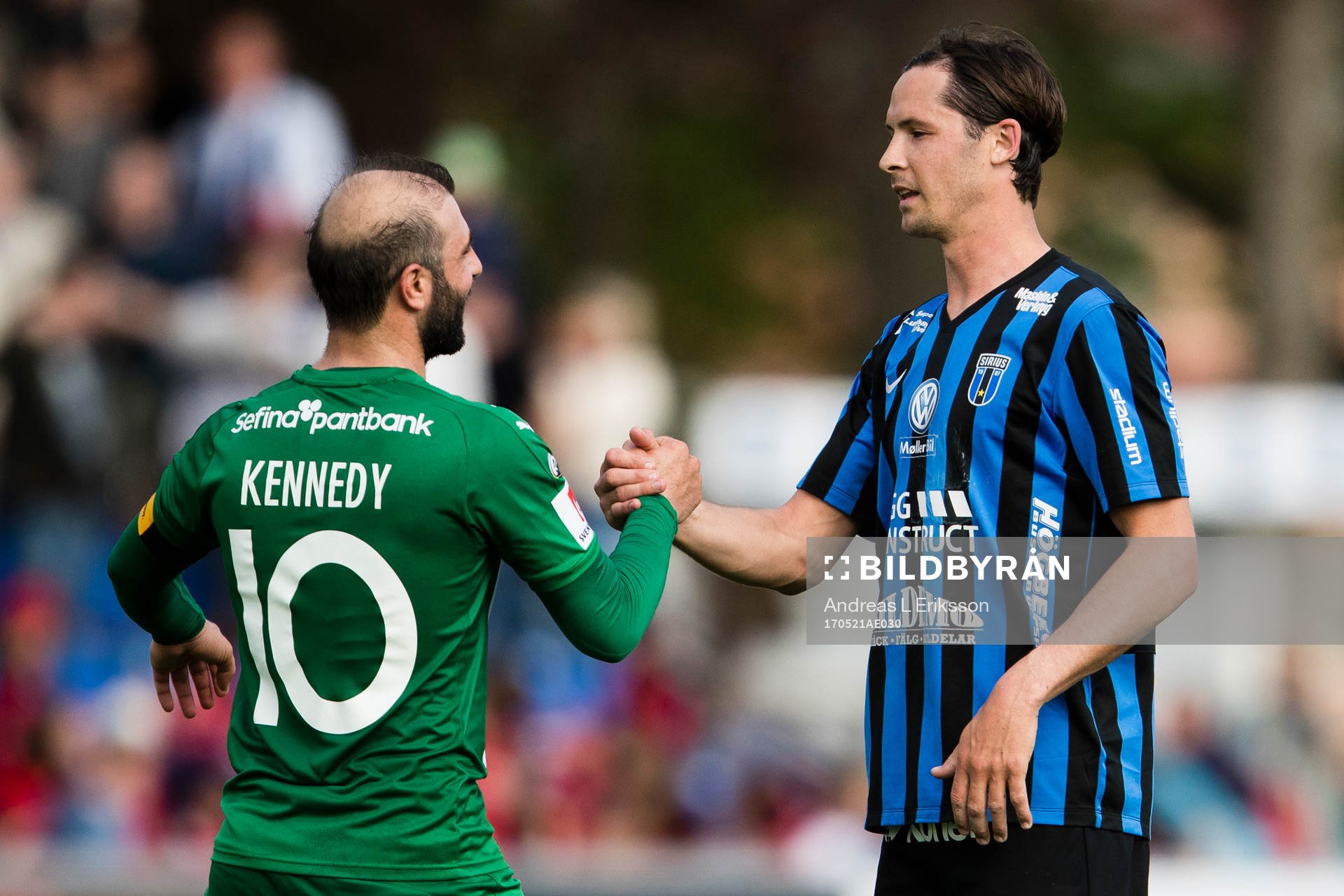 Hammarbys Kennedy Bakircioglu och Sirius Philip Haglund tackar varandra efter fotbollsmatchen i Allsvenskan mellan Sirius och Hammarby den 21 maj 2017 i Uppsala.