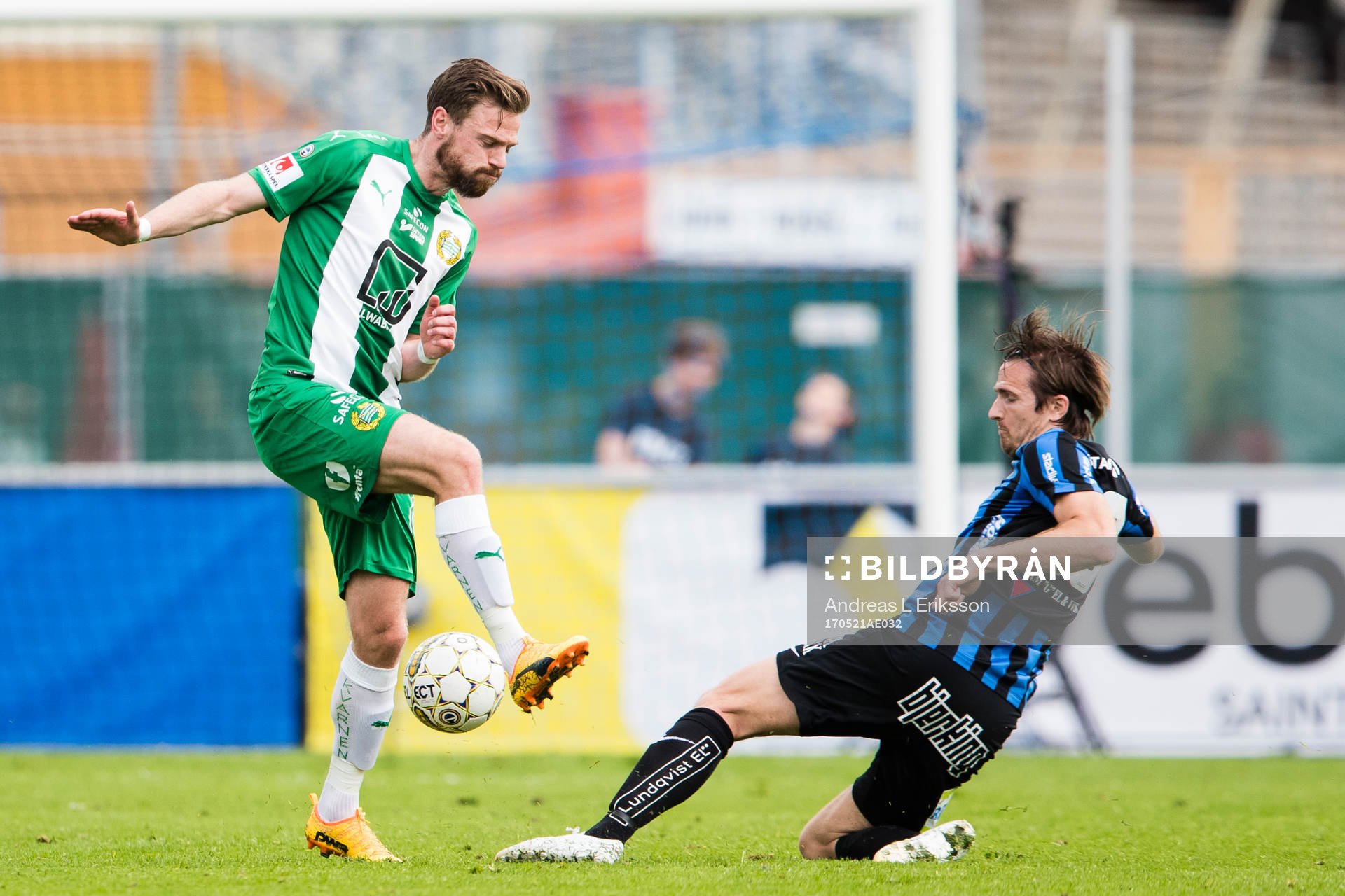 Hammarbys Arnór Smárason i kamp om bollen med Sirius Jesper Arvidsson under fotbollsmatchen i Allsvenskan mellan Sirius och Hammarby den 21 maj 2017 i Uppsala.