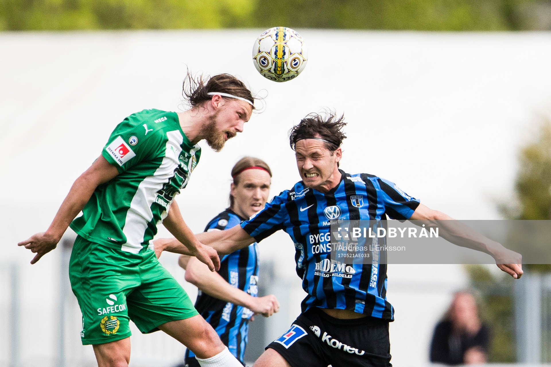 Hammarbys Björn Paulsen i en nickduell med Sirius Philip
