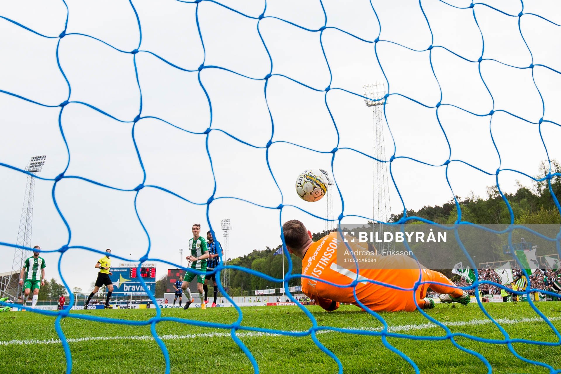 Hammarbys målvakt Ögmundur Kristinsson tappar in bollen efter ett skott från Sirius Niklas Busch Thor (ej i bild) under fotbollsmatchen i Allsvenskan mellan Sirius och Hammarby den 21 maj 2017 i Uppsala.