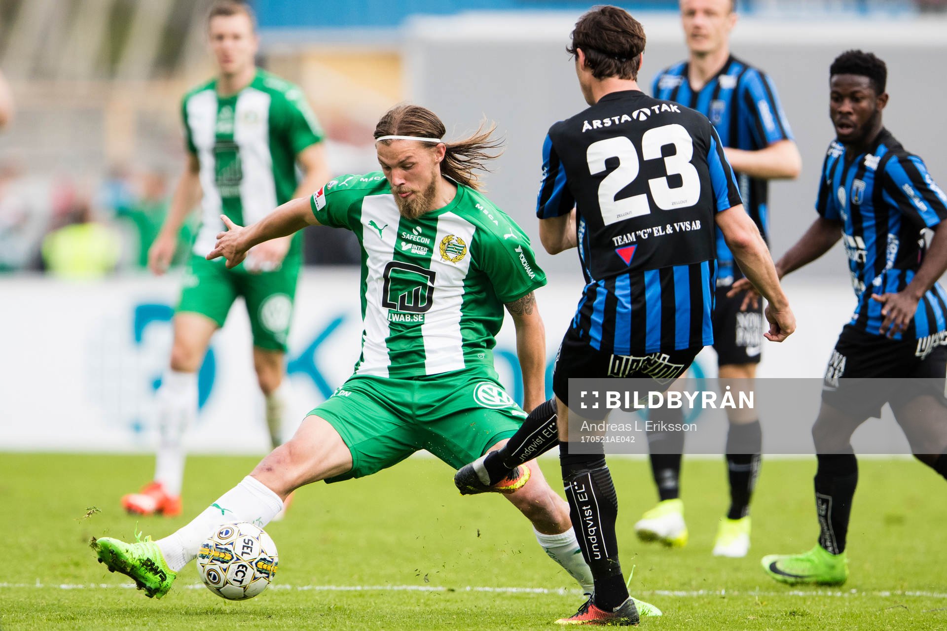 Hammarbys Björn Paulsen blockerar en passning från Sirius