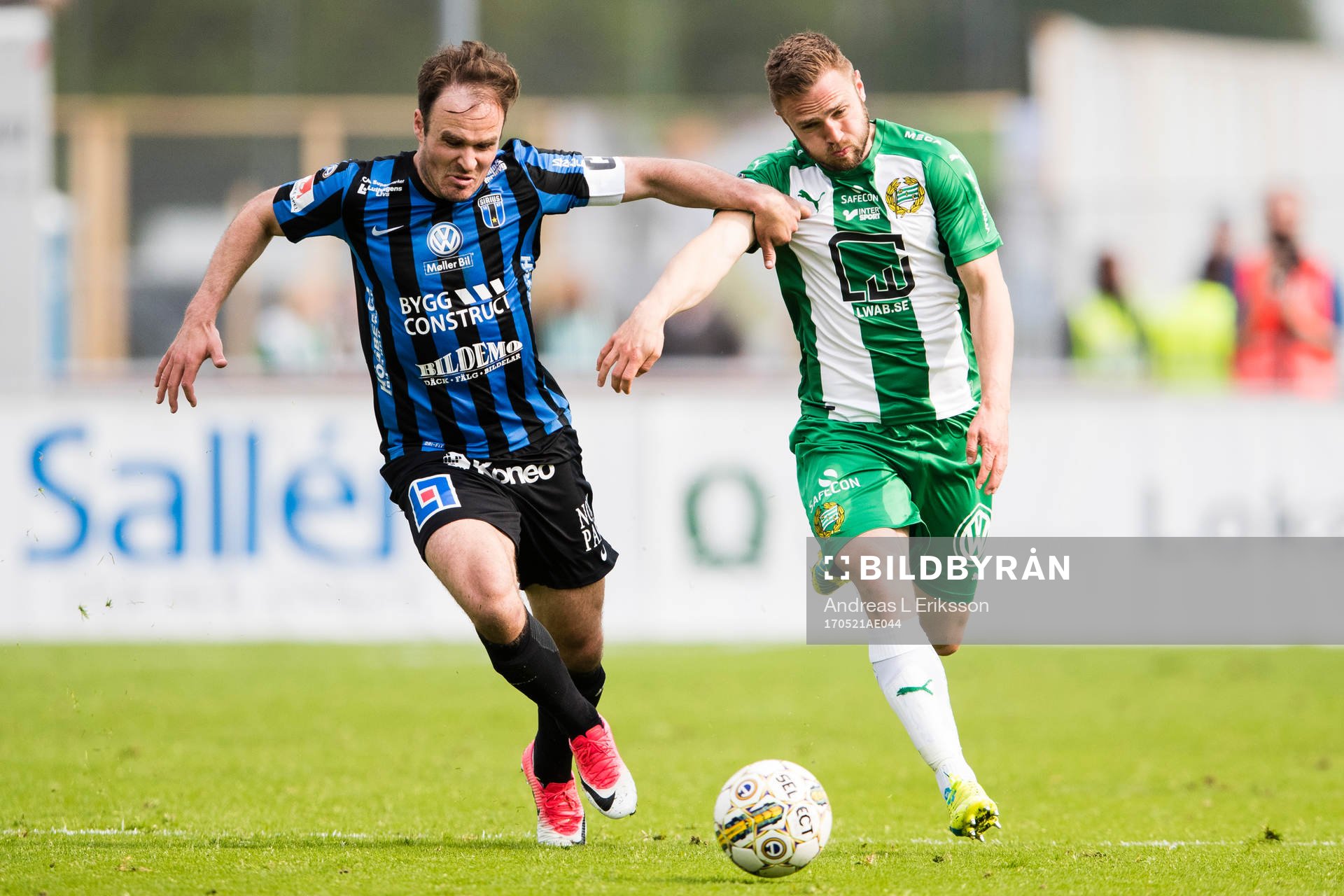 Sirius Niklas Busch Thor i kamp om bollen med Hammarbys