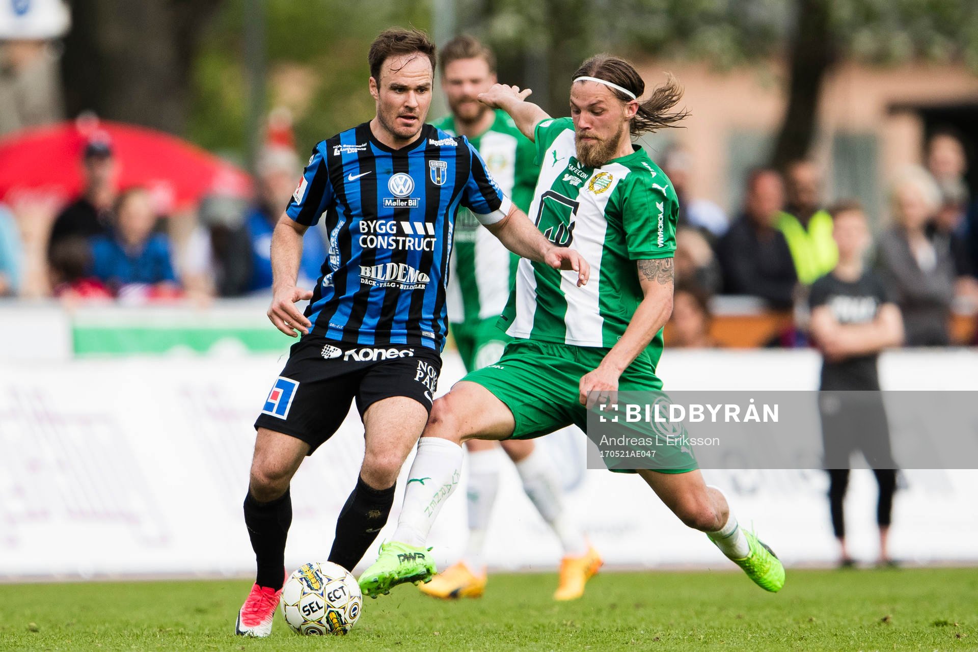Sirius Niklas Busch Thor i kamp om bollen med Hammarbys