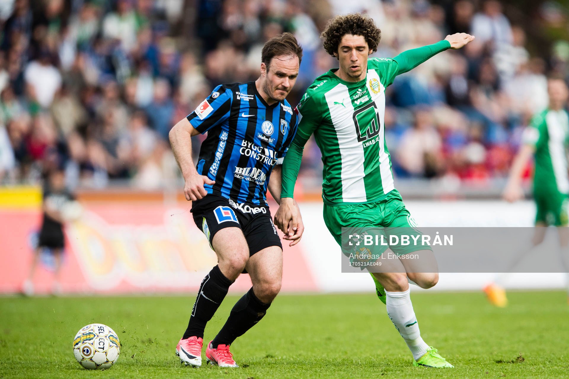 Sirius Niklas Busch Thor i kamp om bollen med Hammarbys Romulo Cabral Pereira Pinto under fotbollsmatchen i Allsvenskan mellan Sirius och Hammarby den 21 maj 2017 i Uppsala.