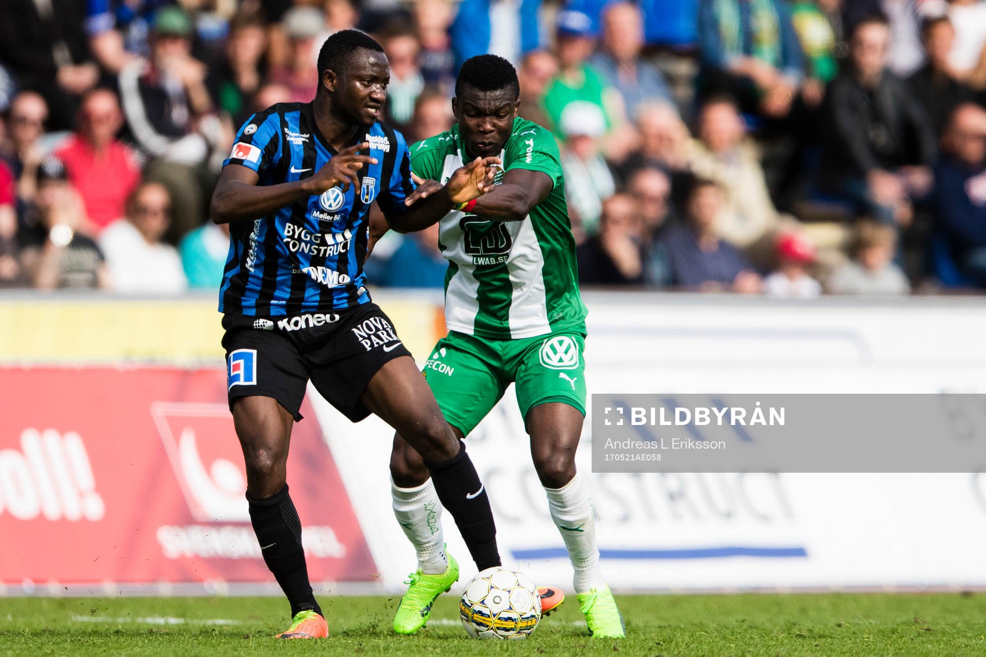 Sirius Moses Ogbu i kamp om bollen med Hammarbys Joseph
