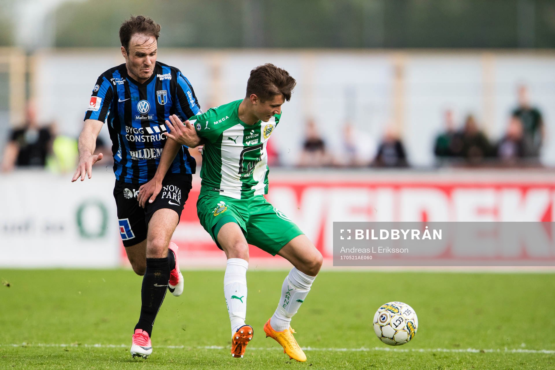 Sirius Niklas Busch Thor i kamp om bollen med Hammarbys Leo