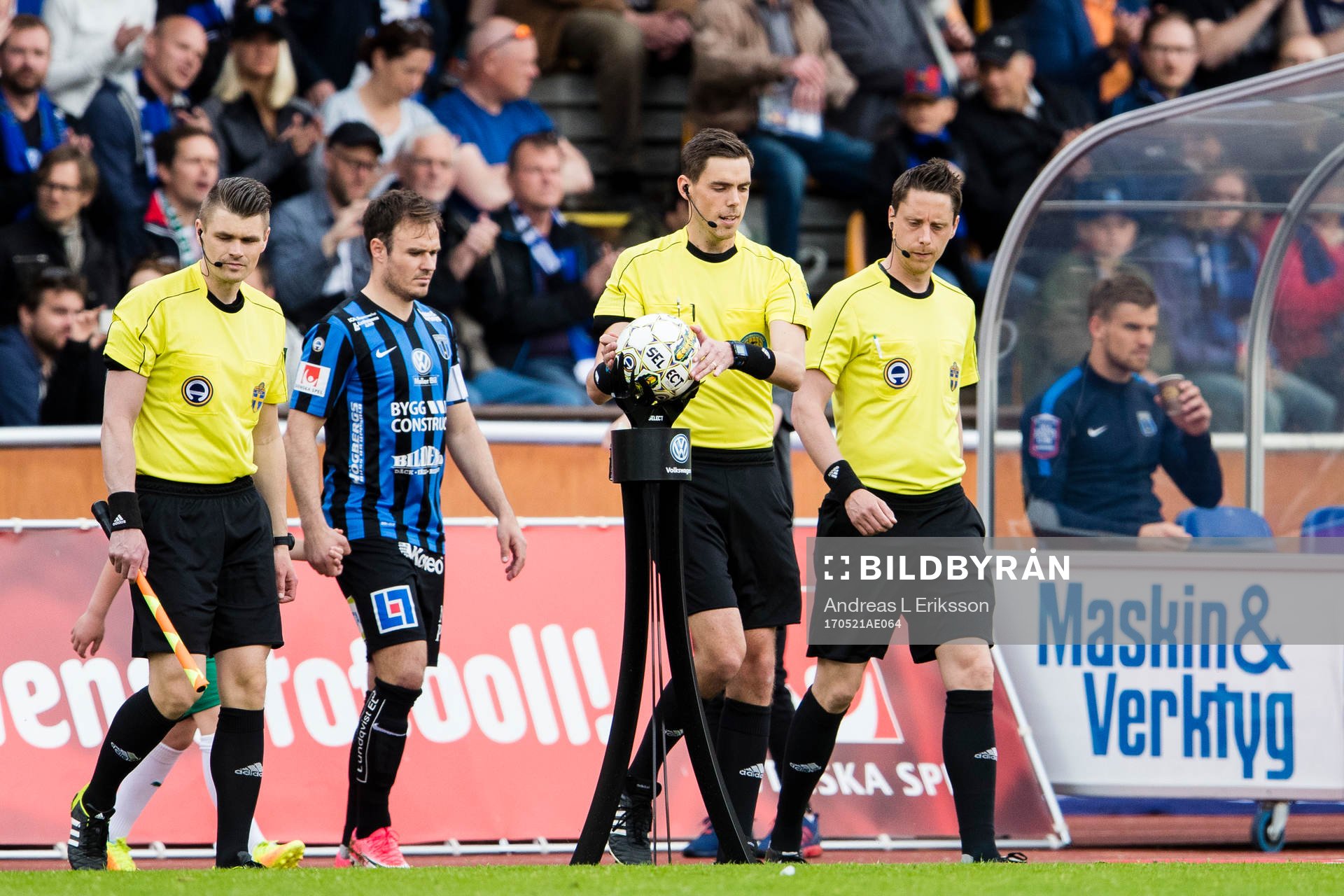 Domare Magnus Lindgren tar matchbollen innan han går in