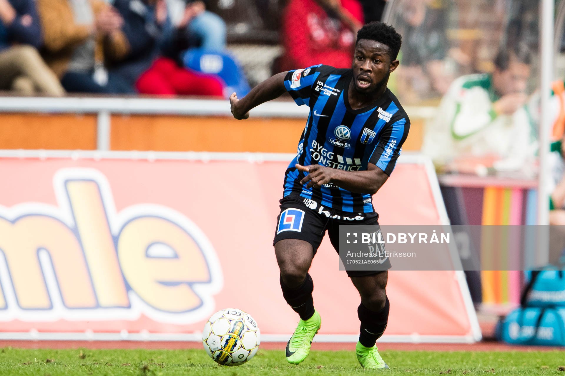 Sirius Kingsley Kofi Sarfo med bollen