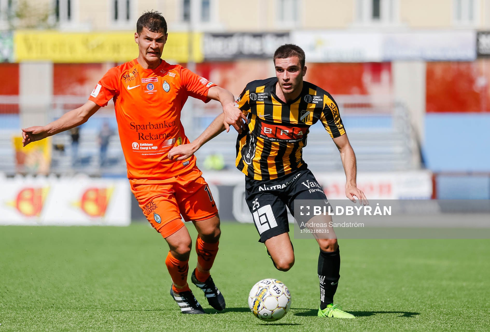 AFC Eskilstunas Mauricio Albornoz och Häckens Egzon Binaku