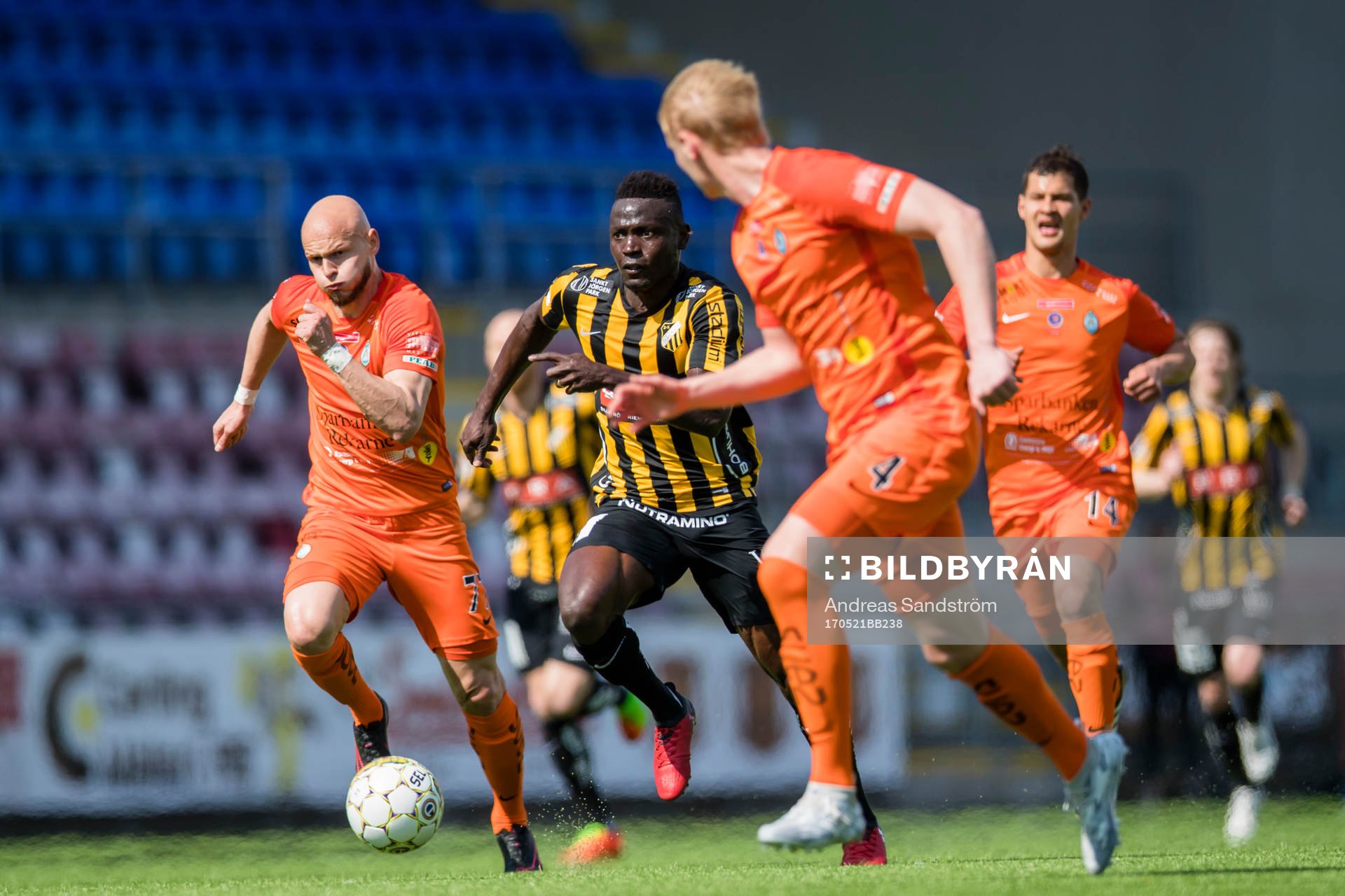 Häckens Alhassan Kamara jagas av AFC Eskilstunas Zourab