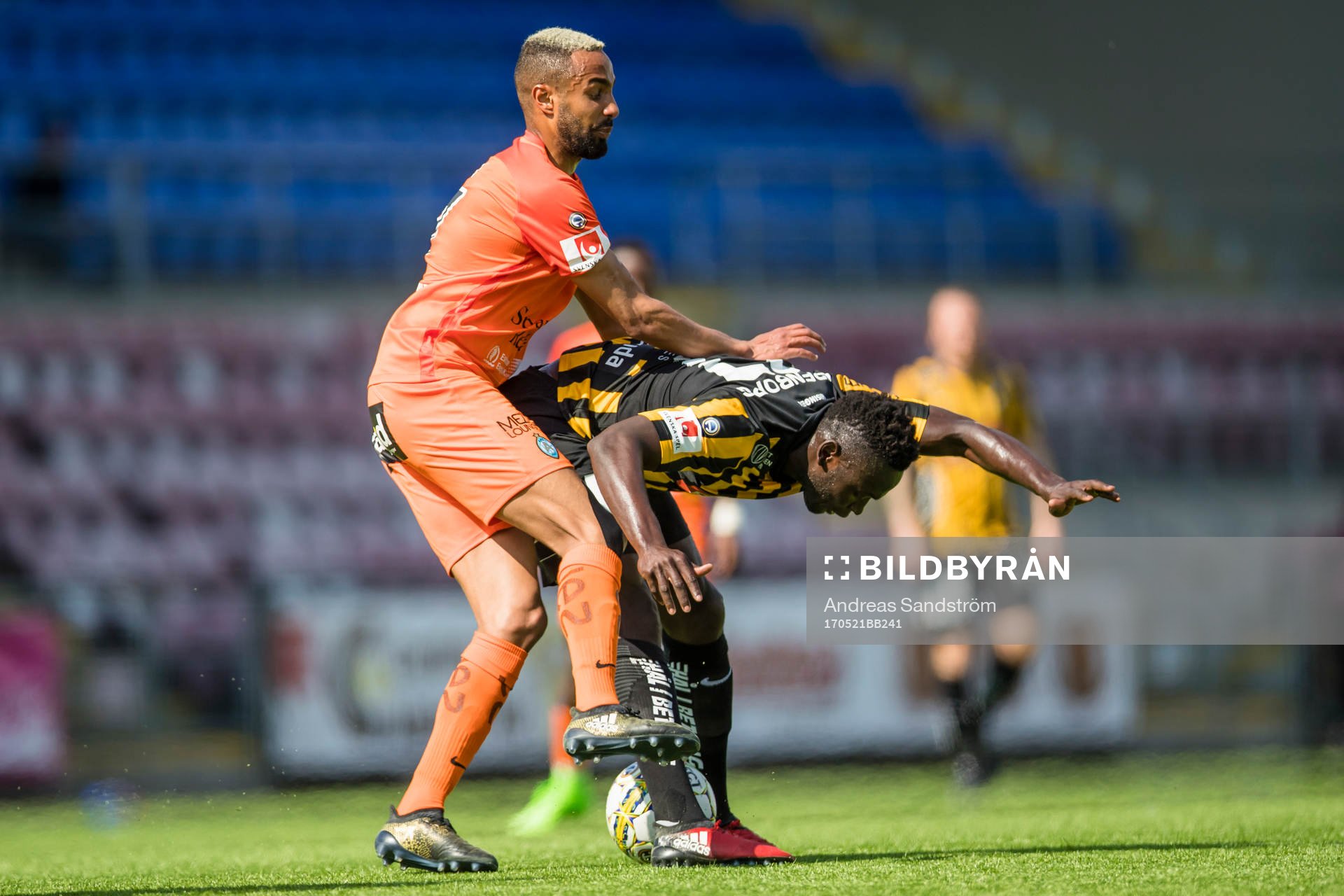 AFC Eskilstunas Ferid Ali i kamp om bollen med Häckens Alhassan Kamara under fotbollsmatchen i Allsvenskan mellan AFC Eskilstuna och Häcken den 21 Maj 2017 i Eskilstuna.