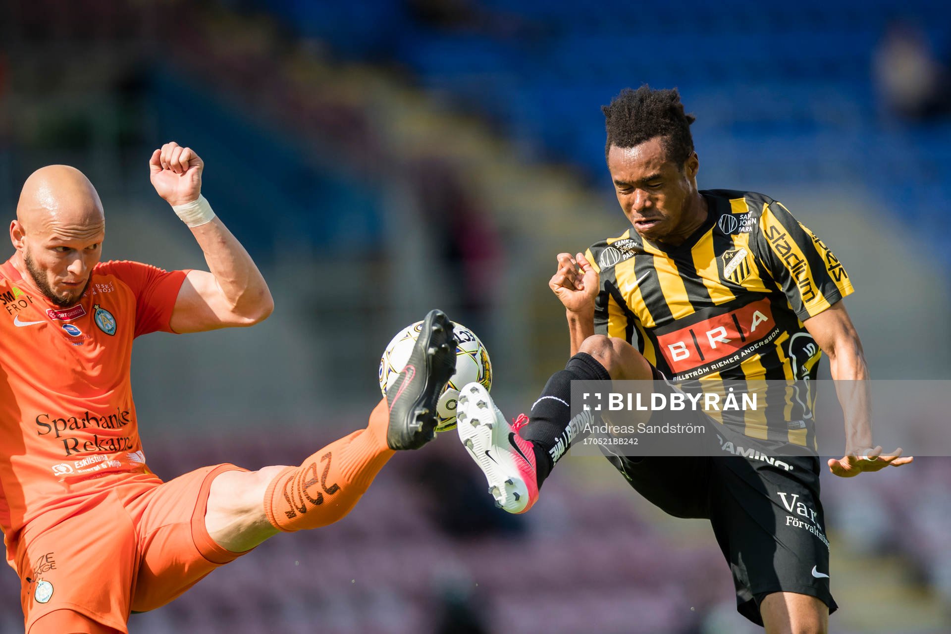 AFC Eskilstunas Zourab Tsiskaridze i kamp om bollen med Häckens Nasiru Mohammed under fotbollsmatchen i Allsvenskan mellan AFC Eskilstuna och Häcken den 21 Maj 2017 i Eskilstuna.