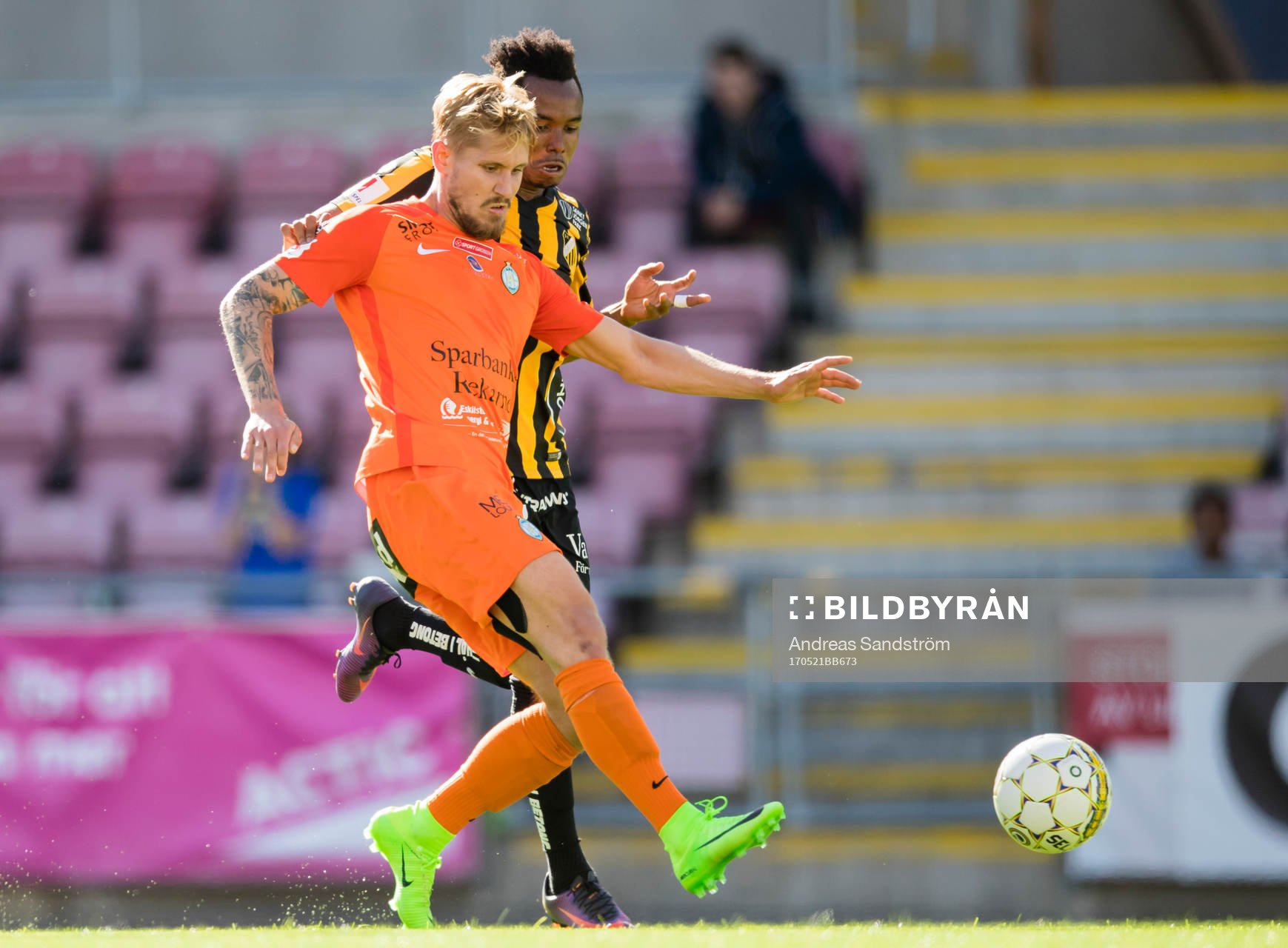 AFC Eskilstunas Daniel Björnquist och Häckens Nasiru Mohammed under fotbollsmatchen i Allsvenskan mellan AFC Eskilstuna och Häcken den 21 Maj 2017 i Eskilstuna.