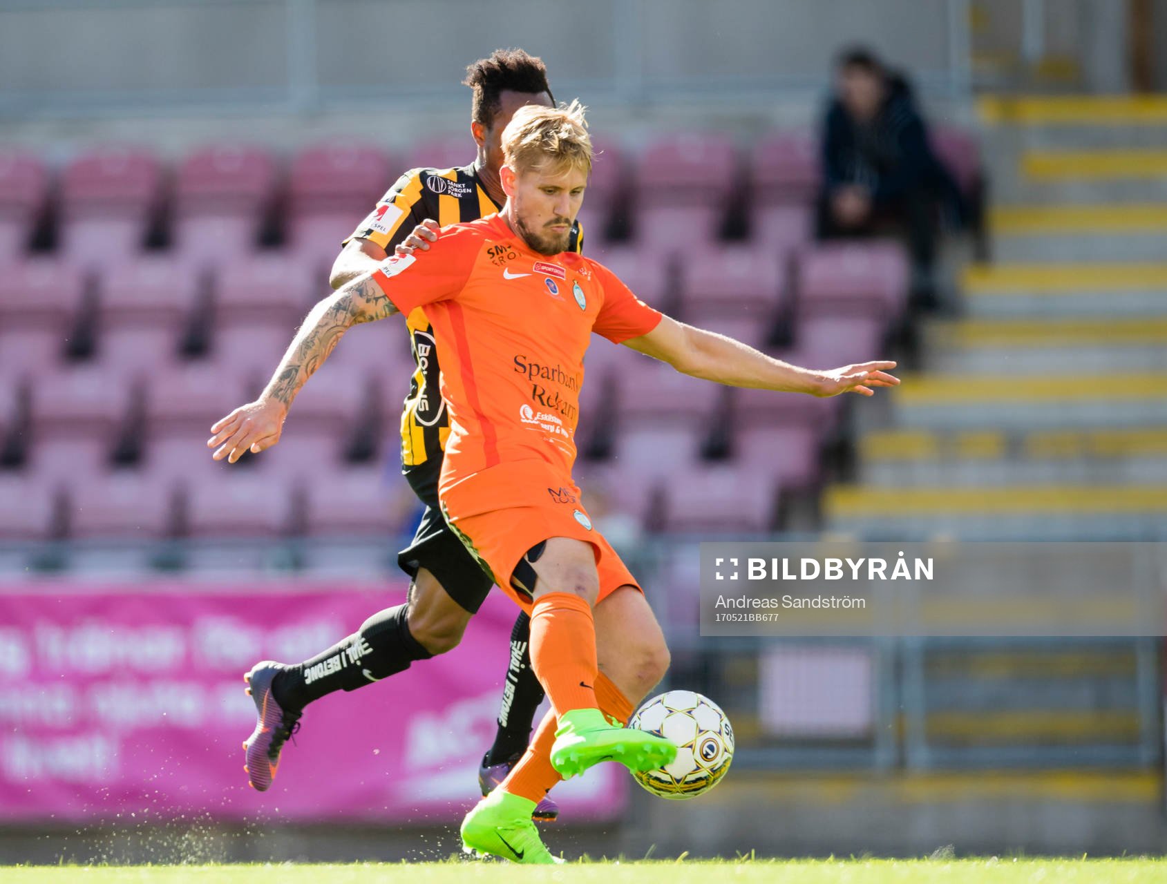 AFC Eskilstunas Daniel Björnquist och Häckens Nasiru Mohammed under fotbollsmatchen i Allsvenskan mellan AFC Eskilstuna och Häcken den 21 Maj 2017 i Eskilstuna.