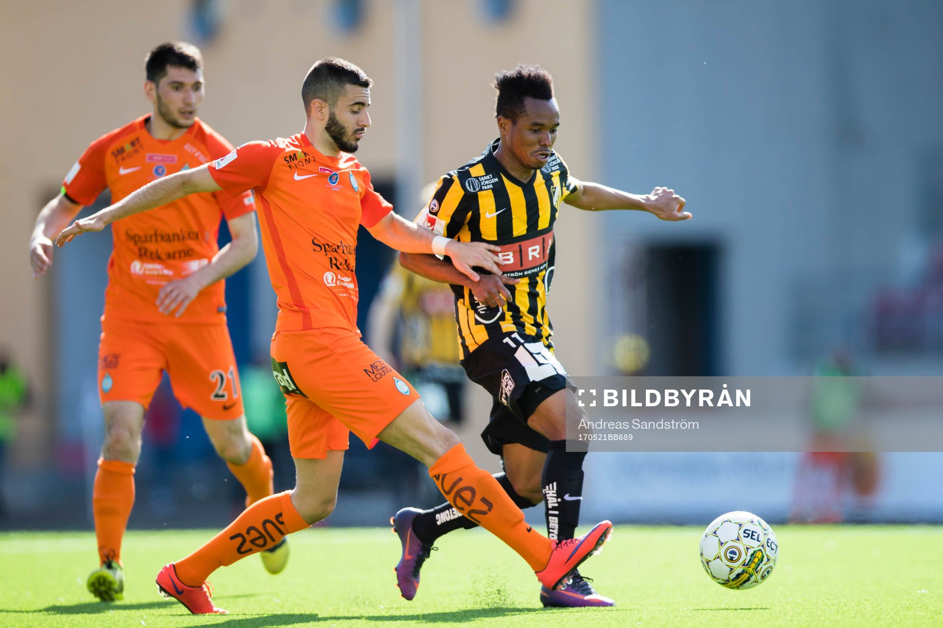 Häckens Nasiru Mohammed i kamp med AFC Eskilstunas Sasa Matic under fotbollsmatchen i Allsvenskan mellan AFC Eskilstuna och Häcken den 21 Maj 2017 i Eskilstuna.