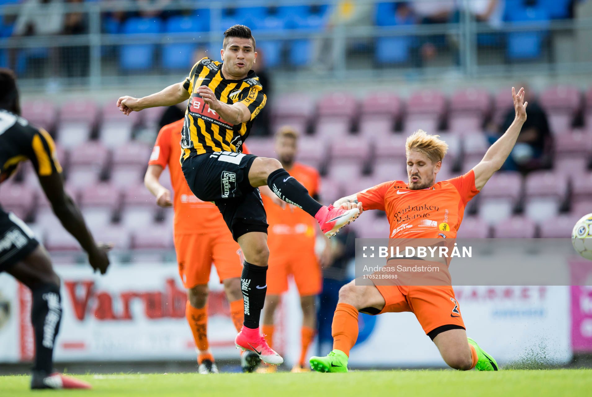 Häckens Paulinho testar skott intill en täckandes AFC Eskilstunas Daniel Björnquist under fotbollsmatchen i Allsvenskan mellan AFC Eskilstuna och Häcken den 21 Maj 2017 i Eskilstuna.