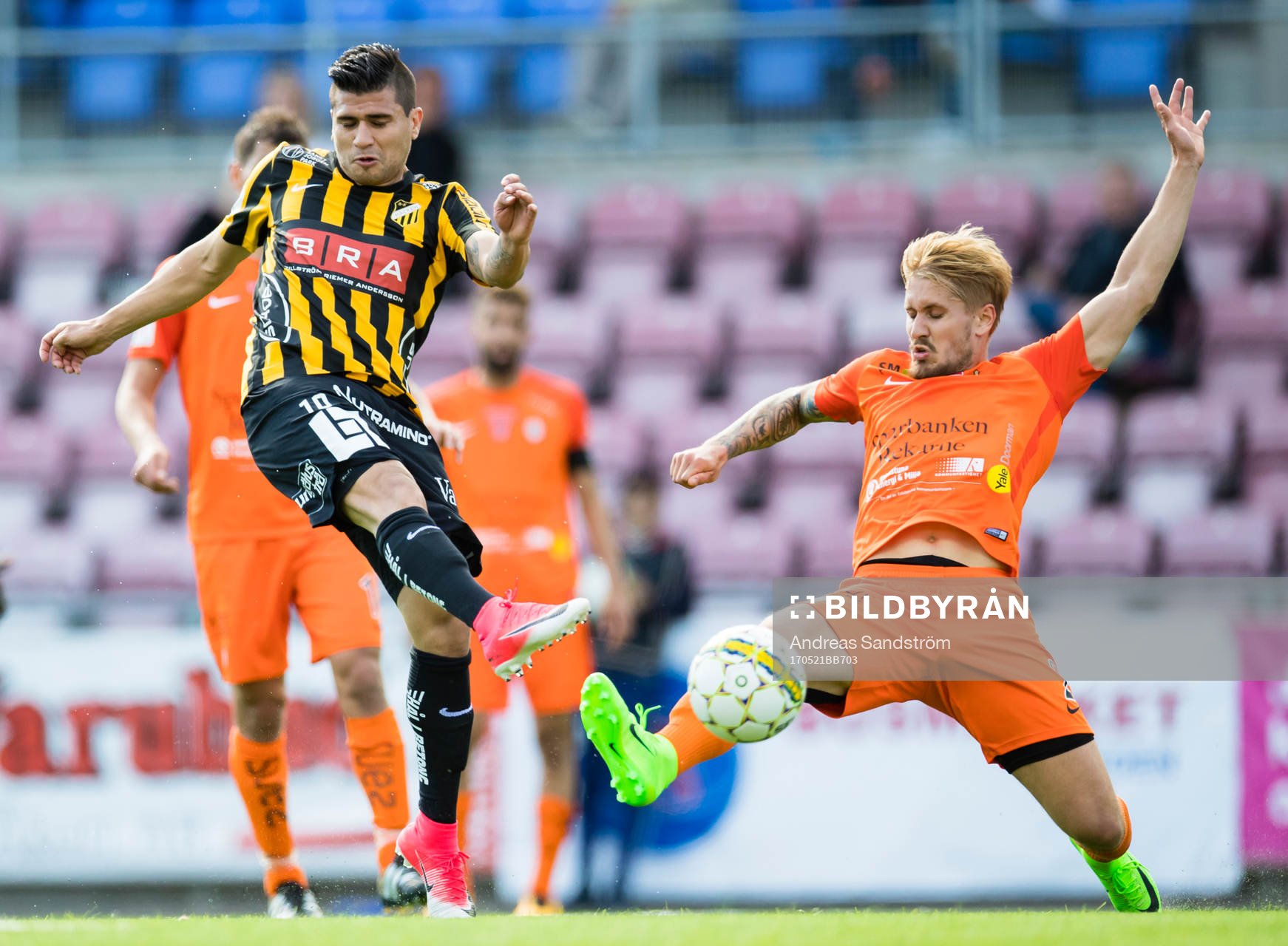 Häckens Paulinho testar skott intill en täckandes AFC Eskilstunas Daniel Björnquist under fotbollsmatchen i Allsvenskan mellan AFC Eskilstuna och Häcken den 21 Maj 2017 i Eskilstuna.