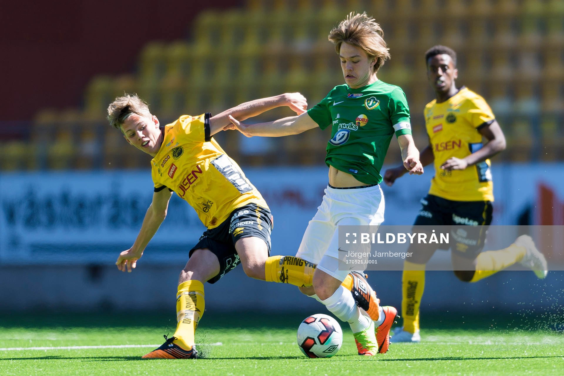 Jönköpings Adam Gemheden och Elfsborgs Noah Söderberg under fotbollsmatchen i U17 Allsvenskan mellan Elfsborg och Jönköping den 21 maj 2017 i Borås.
