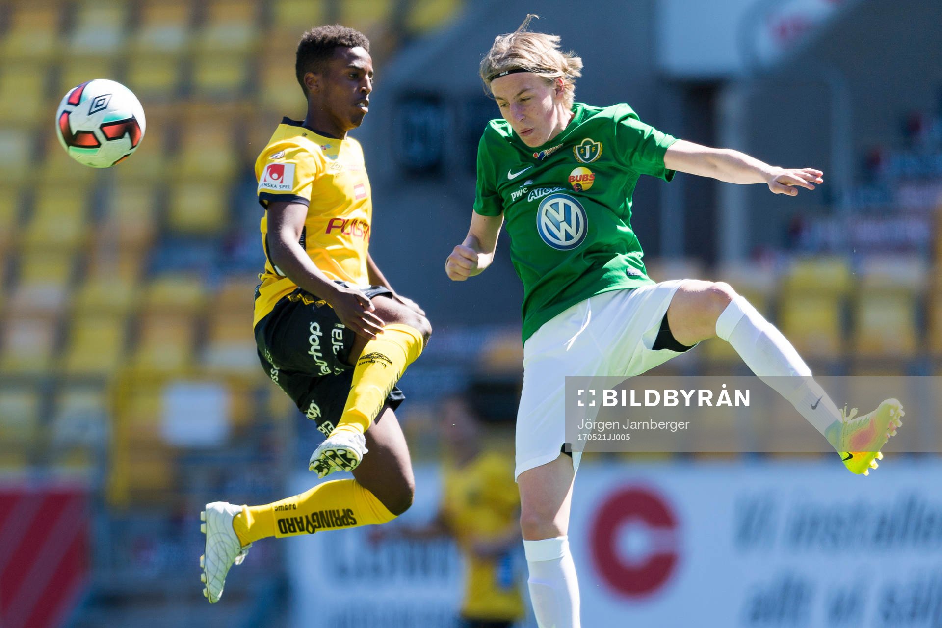 Jönköpings Emil Holmgren och Elfsborgs Nattnael Zerai